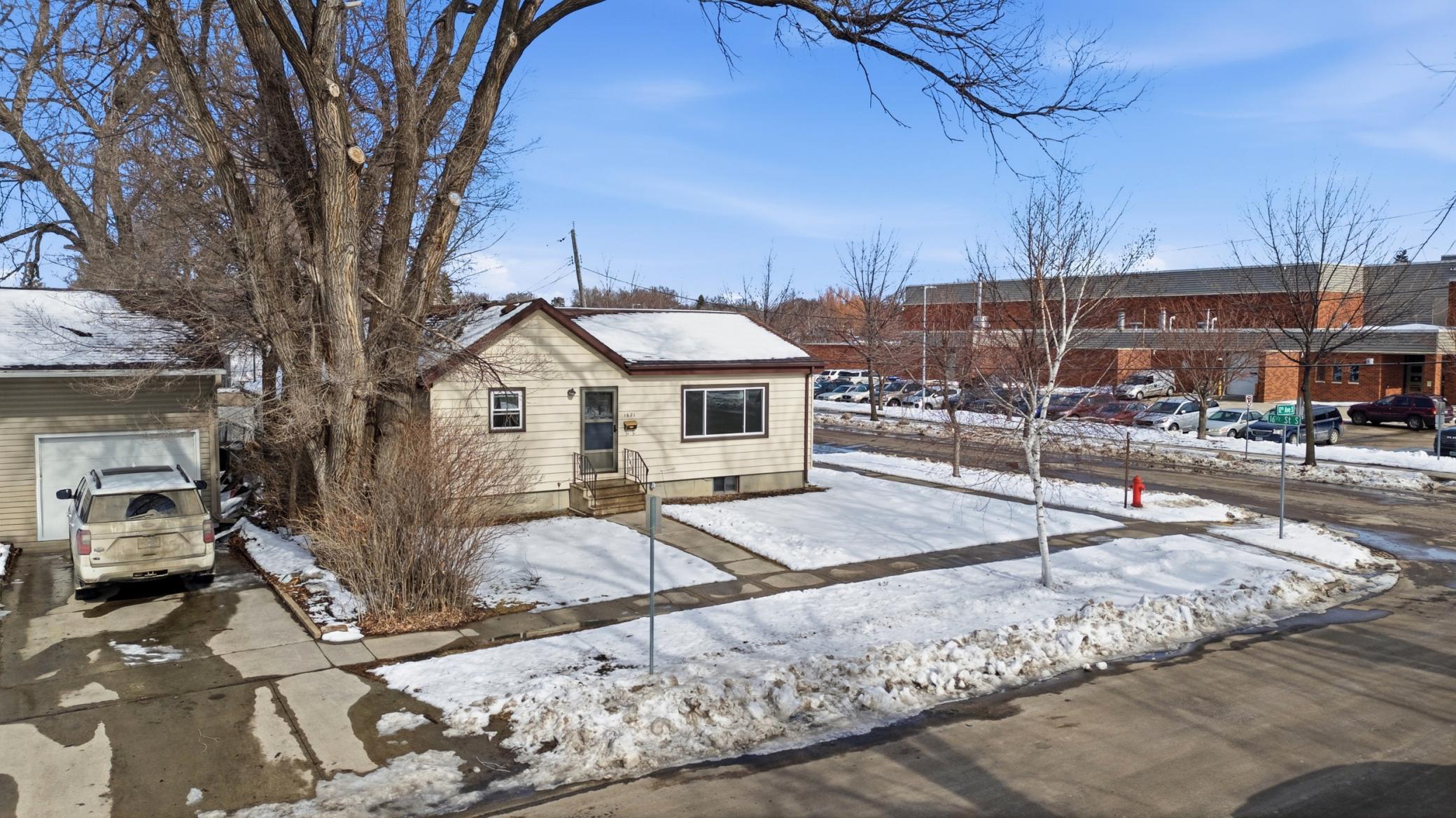1946 single family home for sale at 1621 12th Avenue S in Fargo, ND — 3 bed, 2 bath (photo 18 of 32)