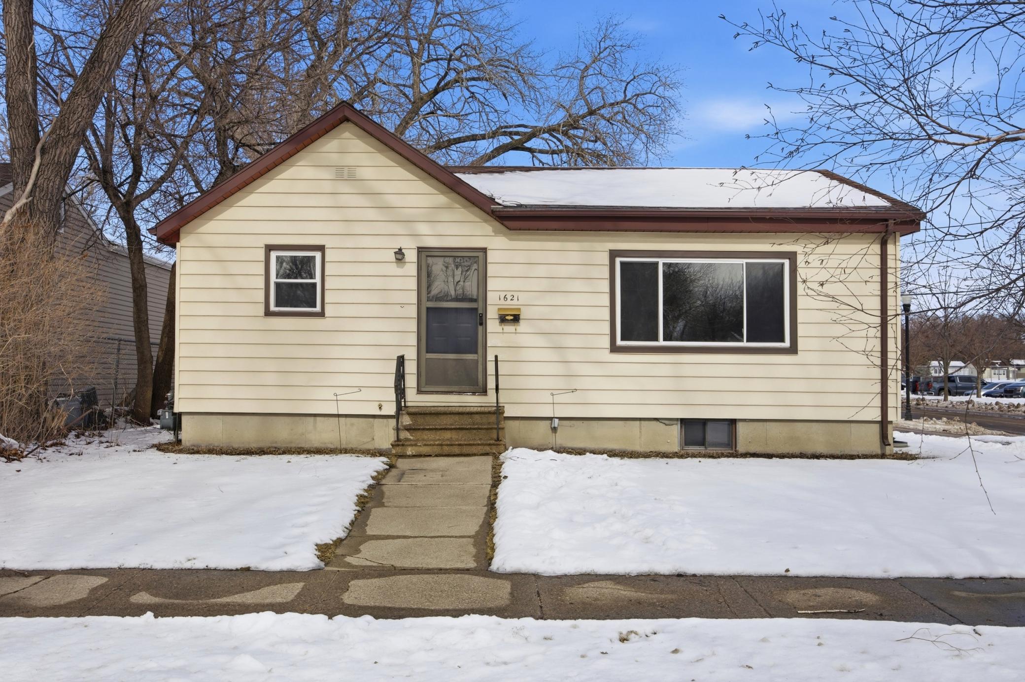 1946 single family home for sale at 1621 12th Avenue S in Fargo, ND — 3 bed, 2 bath (photo 19 of 32)