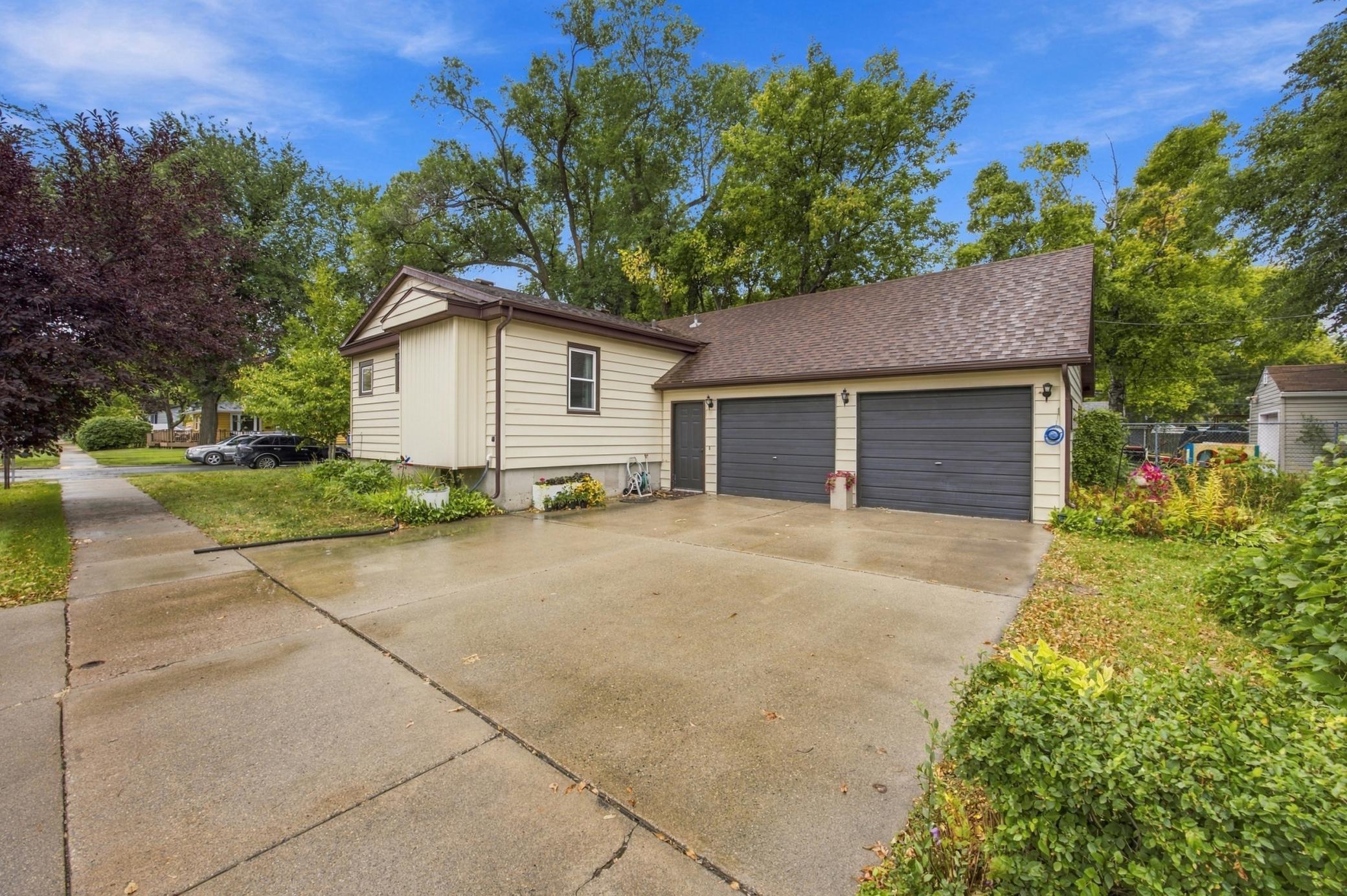 1946 single family home for sale at 1621 12th Avenue S in Fargo, ND — 3 bed, 2 bath (photo 3 of 32)
