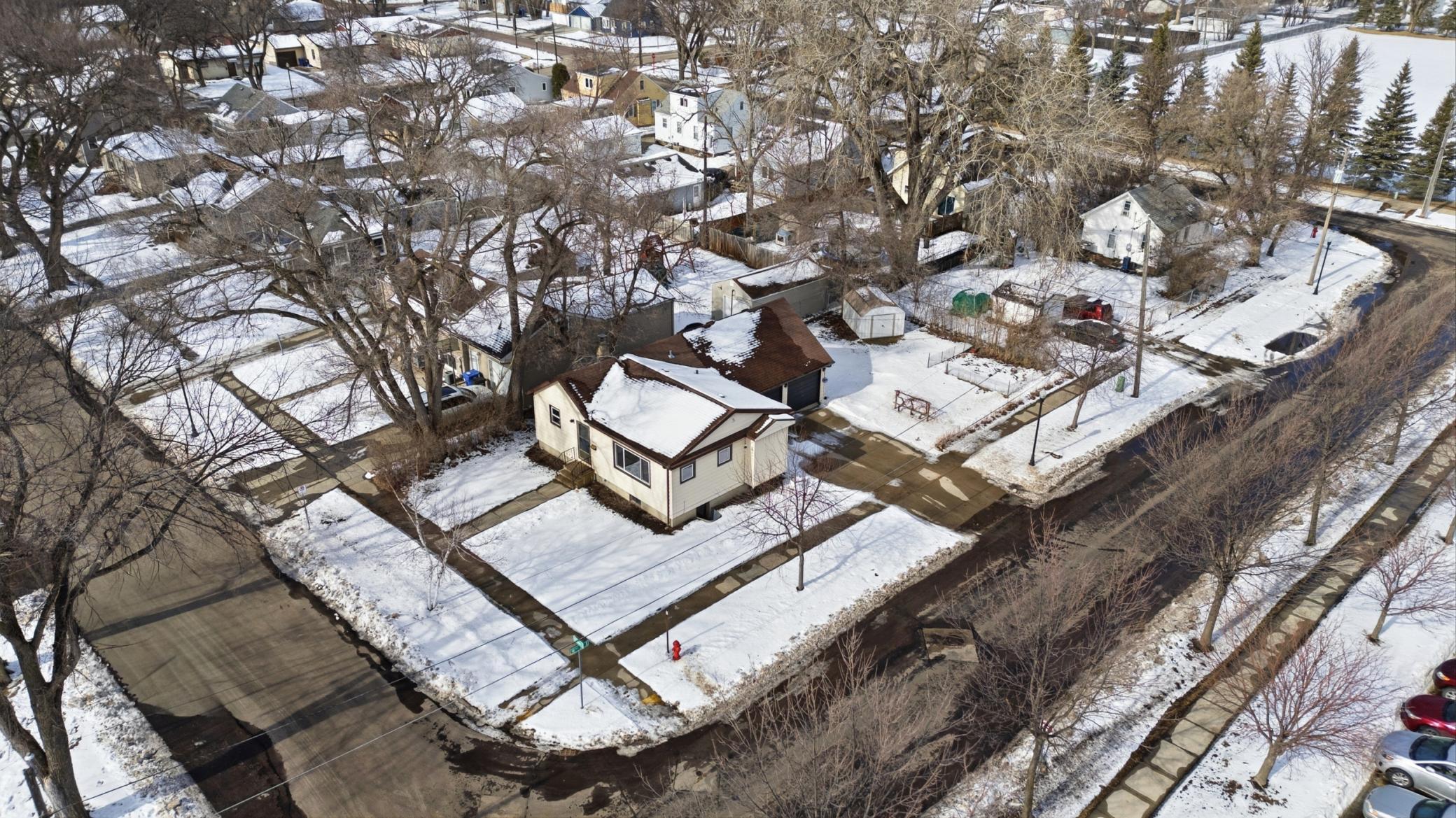 1946 single family home for sale at 1621 12th Avenue S in Fargo, ND — 3 bed, 2 bath (photo 25 of 32)