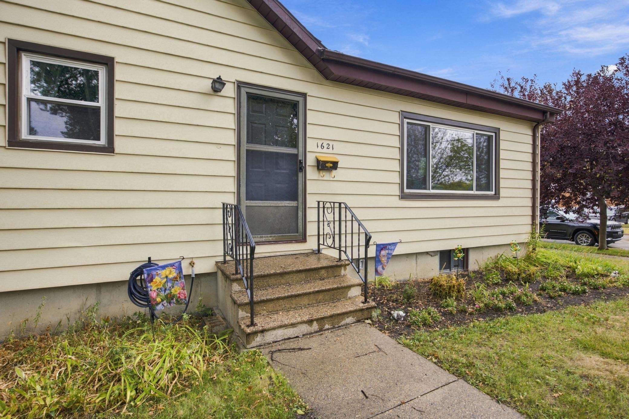 1946 single family home for sale at 1621 12th Avenue S in Fargo, ND — 3 bed, 2 bath (photo 4 of 32)