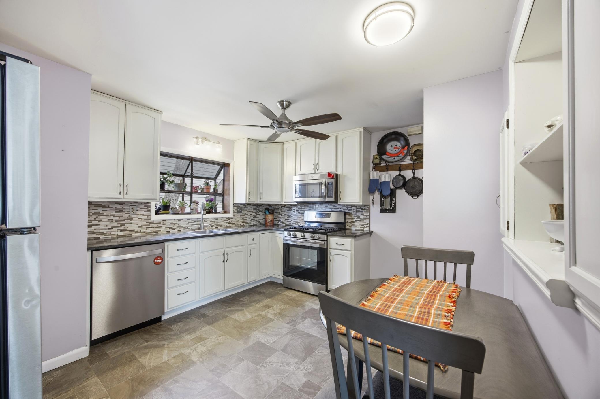 1946 single family home for sale at 1621 12th Avenue S in Fargo, ND — 3 bed, 2 bath (photo 7 of 32)