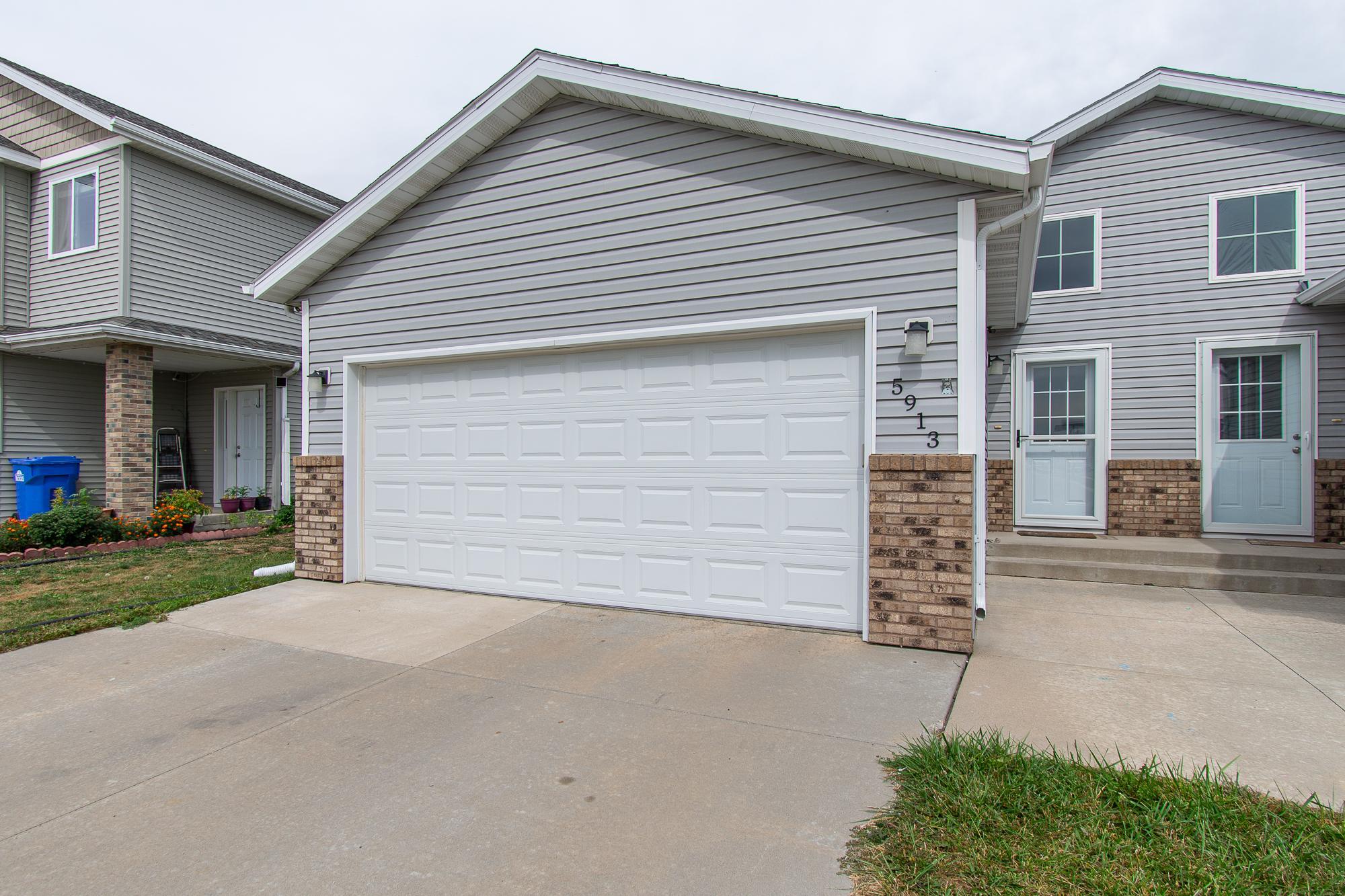 2016 twin home for sale at 5913 58th Avenue S in Fargo, ND — 4 bed, 2 bath (photo 2 of 49)