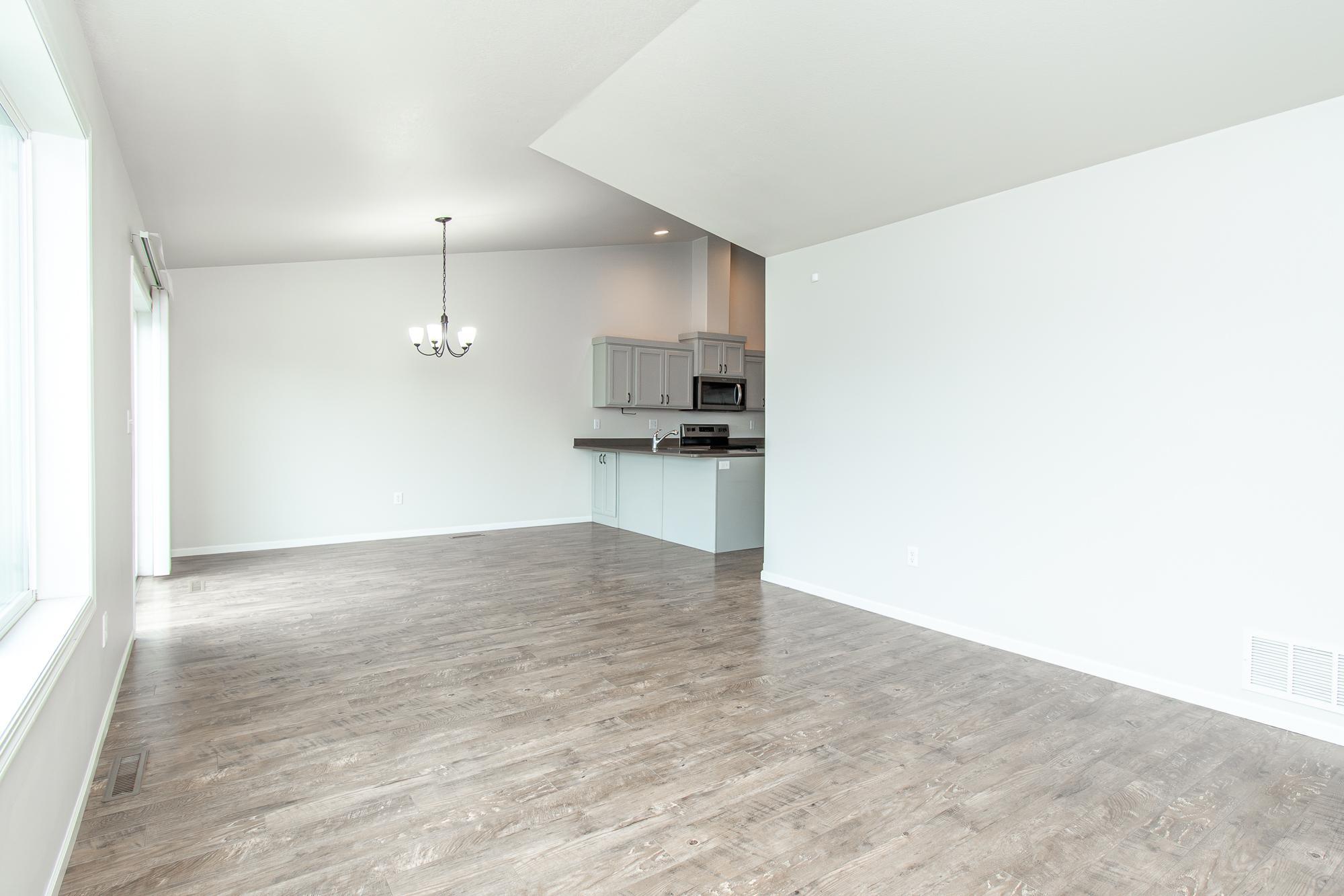 2016 twin home for sale at 5913 58th Avenue S in Fargo, ND — 4 bed, 2 bath (photo 15 of 49)
