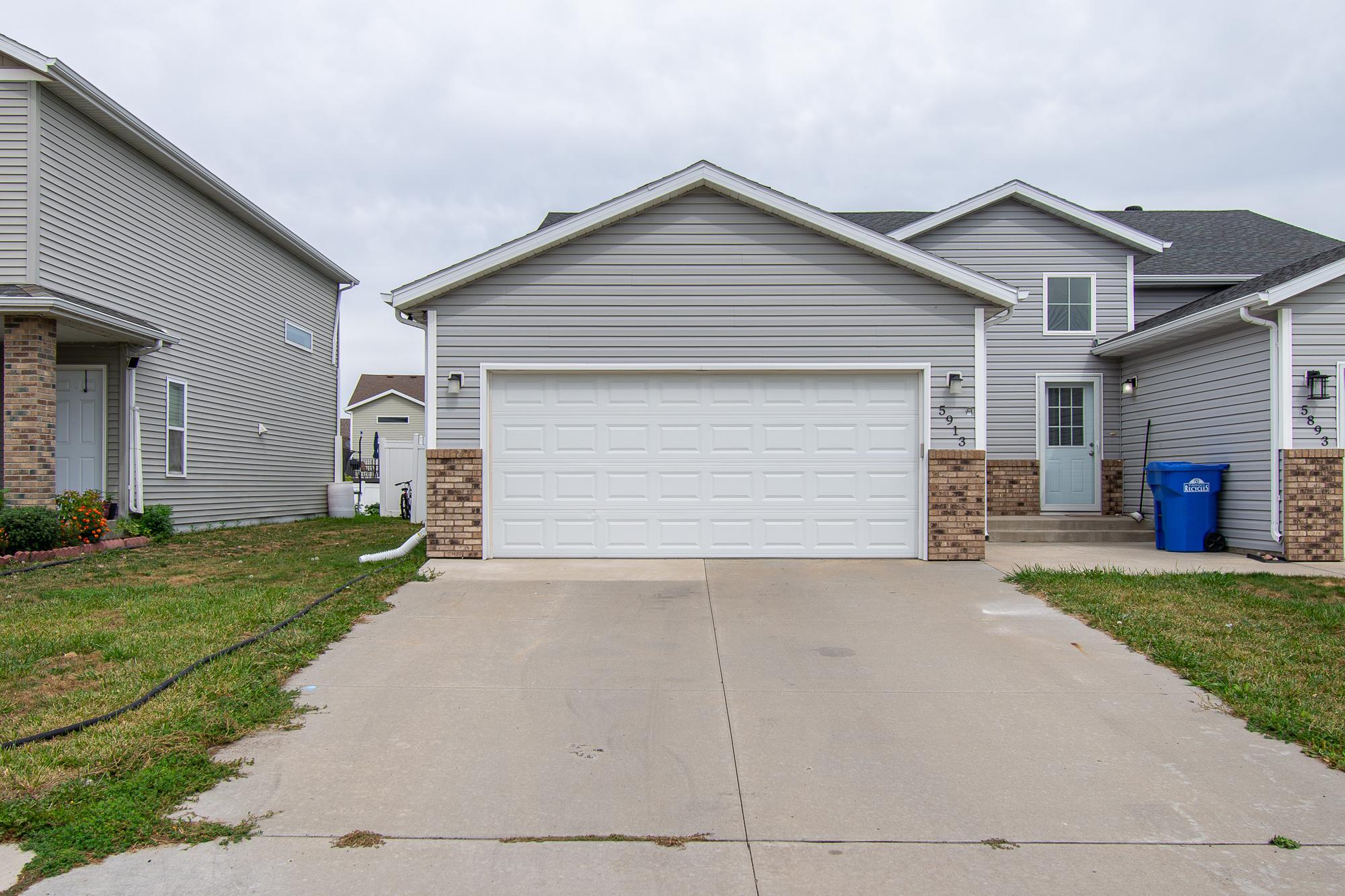 2016 twin home for sale at 5913 58th Avenue S in Fargo, ND — 4 bed, 2 bath (photo 3 of 49)