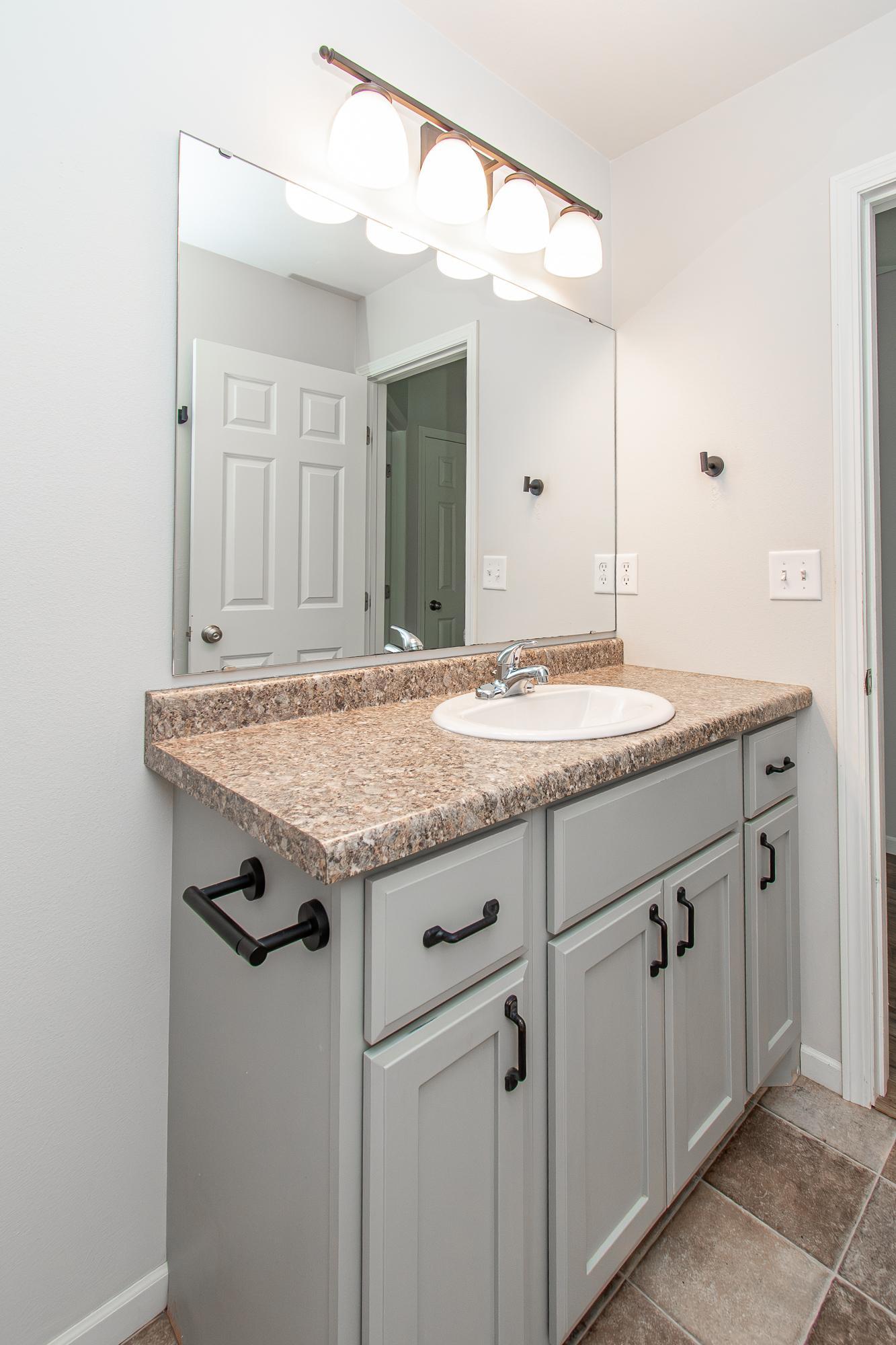 2016 twin home for sale at 5913 58th Avenue S in Fargo, ND — 4 bed, 2 bath (photo 25 of 49)