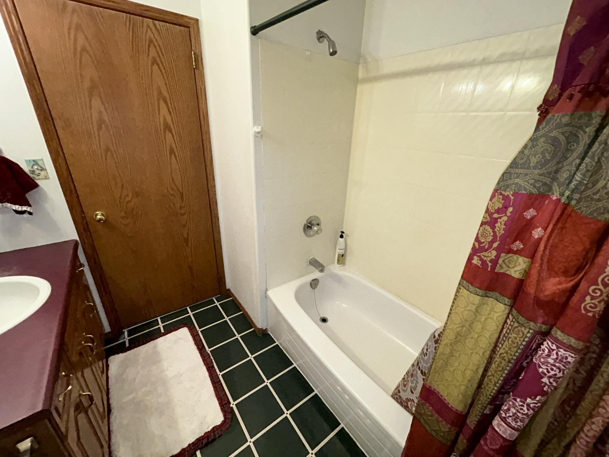 1998 single family home for sale at 405 Harvest Ave in Devils Lake, ND — 3 bed, 2 bath (photo 14 of 21)