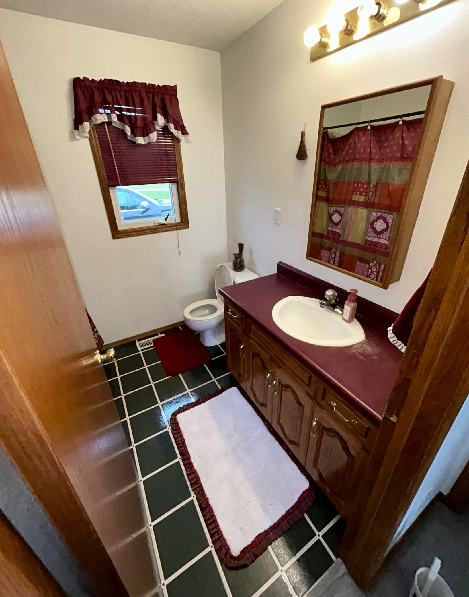1998 single family home for sale at 405 Harvest Ave in Devils Lake, ND — 3 bed, 2 bath (photo 15 of 21)