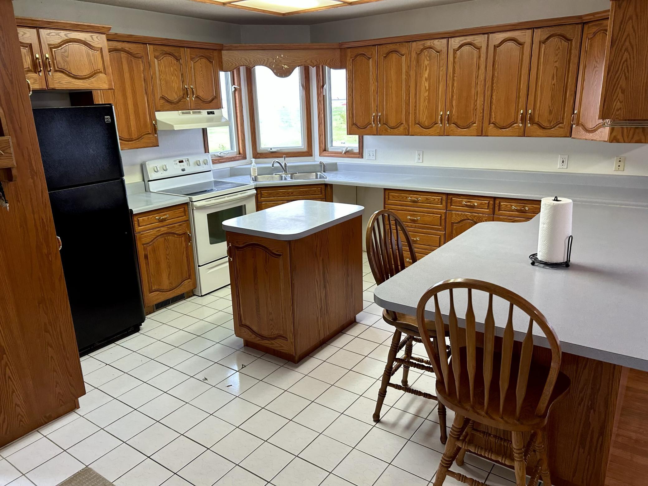 1998 single family home for sale at 405 Harvest Ave in Devils Lake, ND — 3 bed, 2 bath (photo 5 of 21)