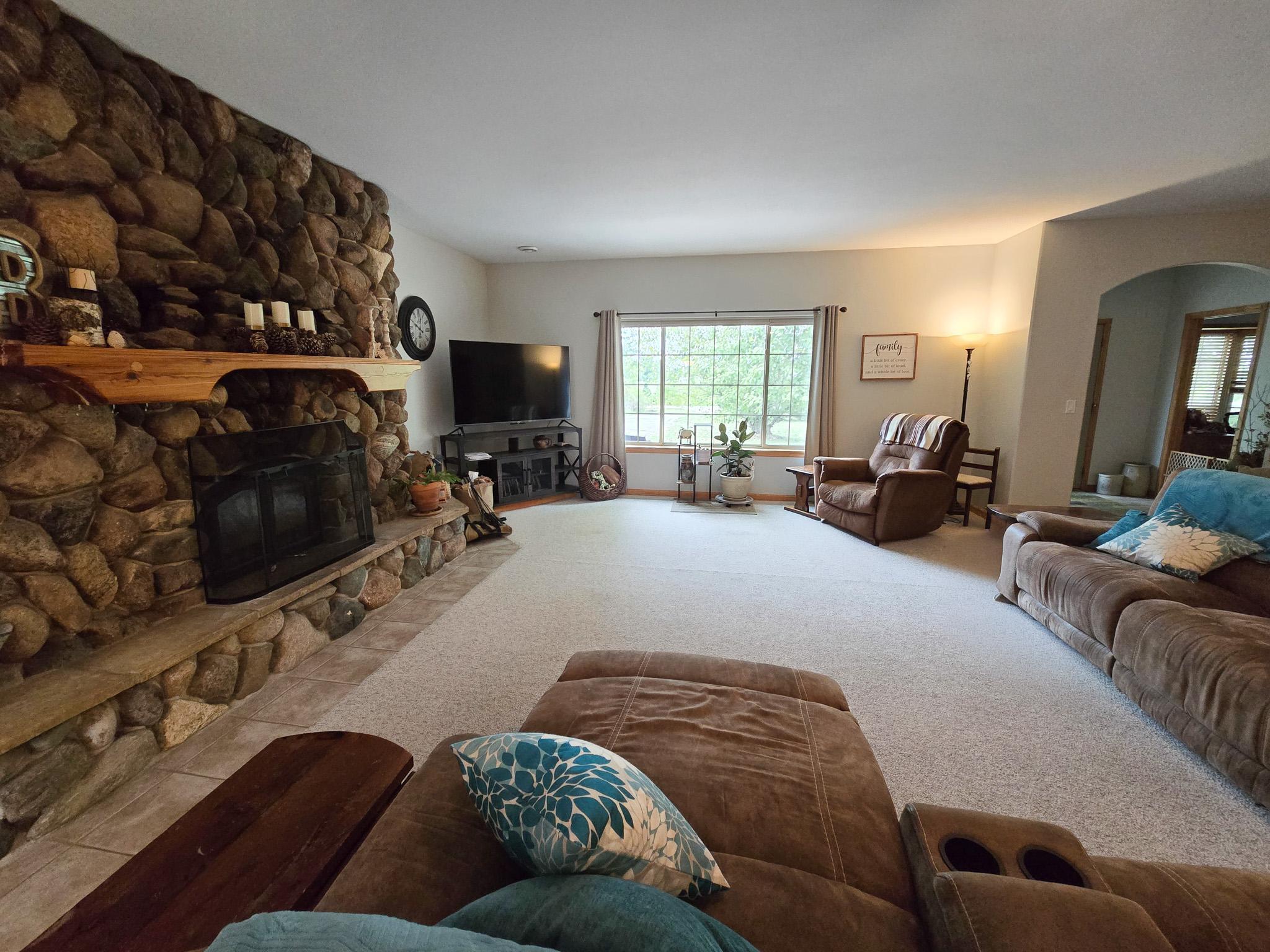 2002 single family home for sale at 12980 Carow Circle in Frazee, MN — 4 bed, 2 bath (photo 8 of 42)