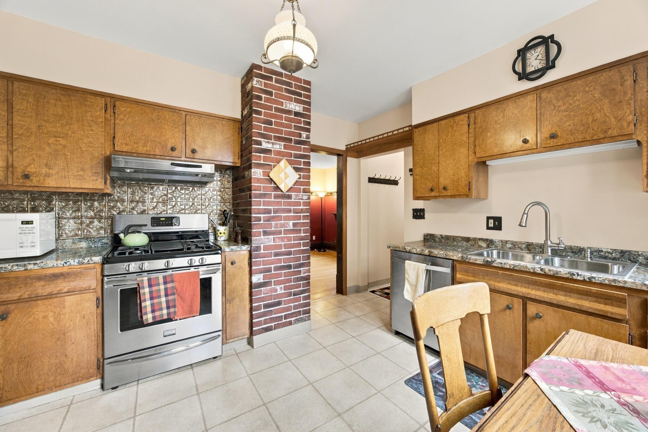 1916 single family home for sale at 1104 7th Street N in Fargo, ND — 4 bed, 3 bath (photo 11 of 46)