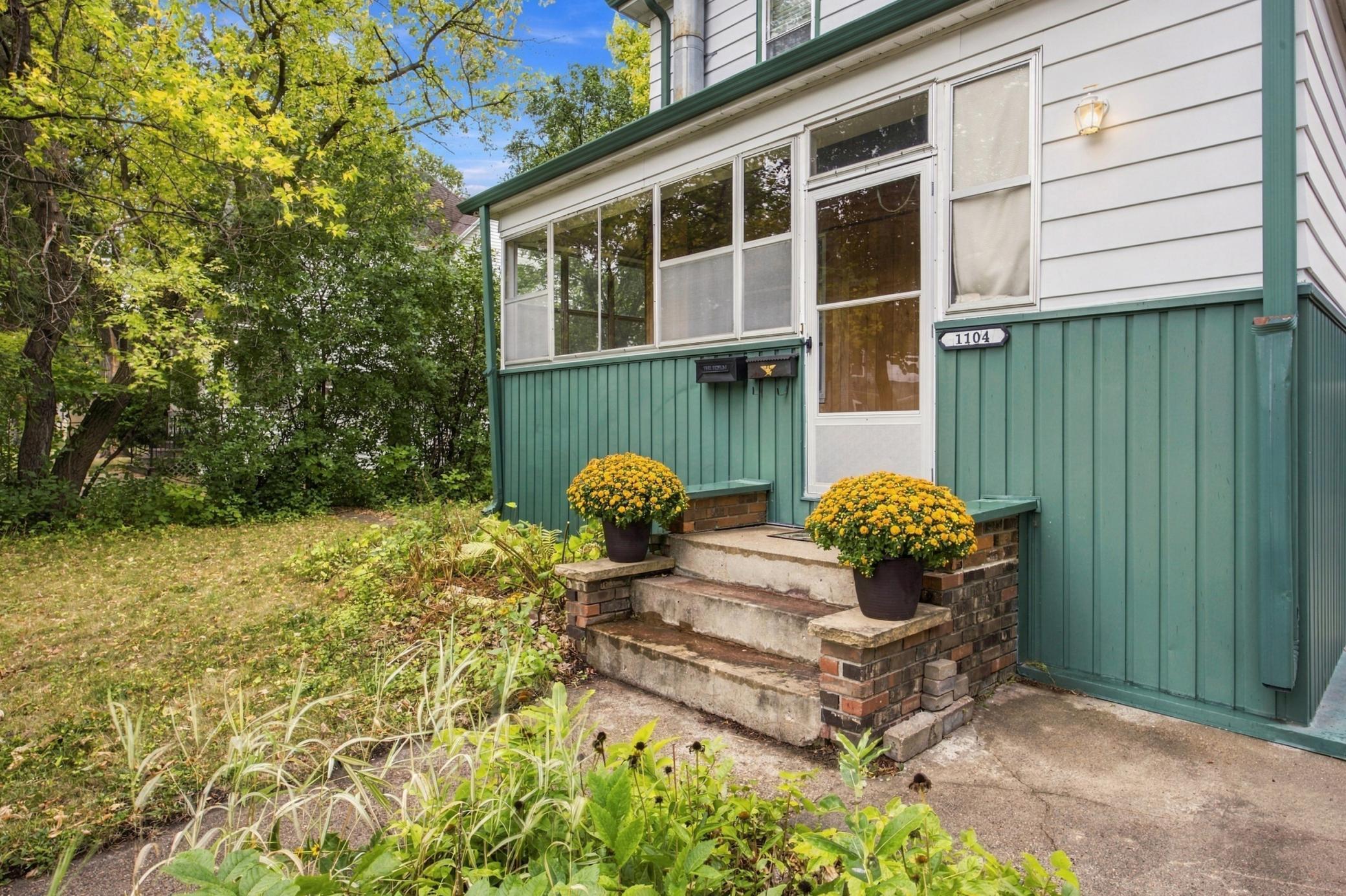 1916 single family home for sale at 1104 7th Street N in Fargo, ND — 4 bed, 3 bath (photo 3 of 46)