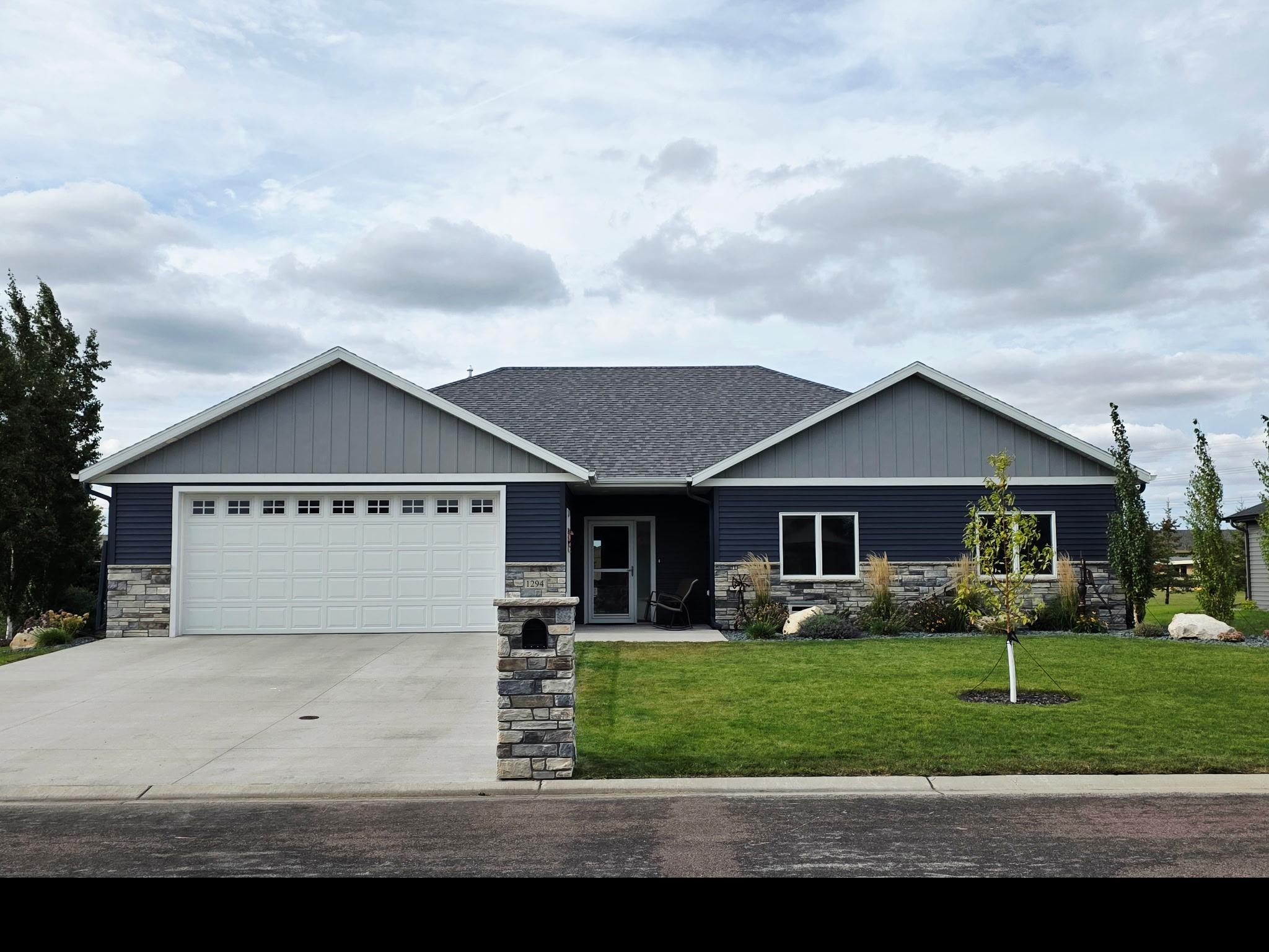 2021 single family home for sale at 1294 Linden Court in Wahpeton, ND — 3 bed, 3 bath (photo 2 of 7)