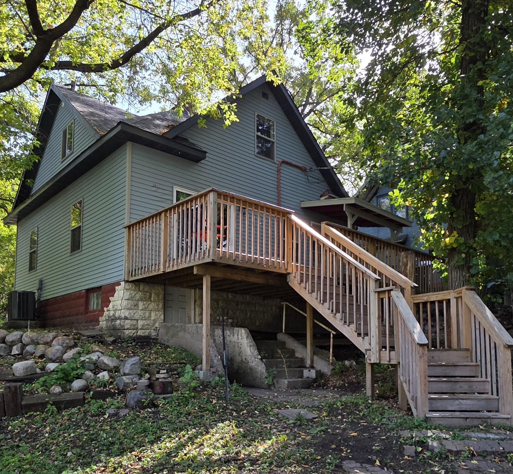 1900 single family home for sale at 828 4th Avenue SW in Valley City, ND — 2 bed, 2 bath (photo 2 of 25)
