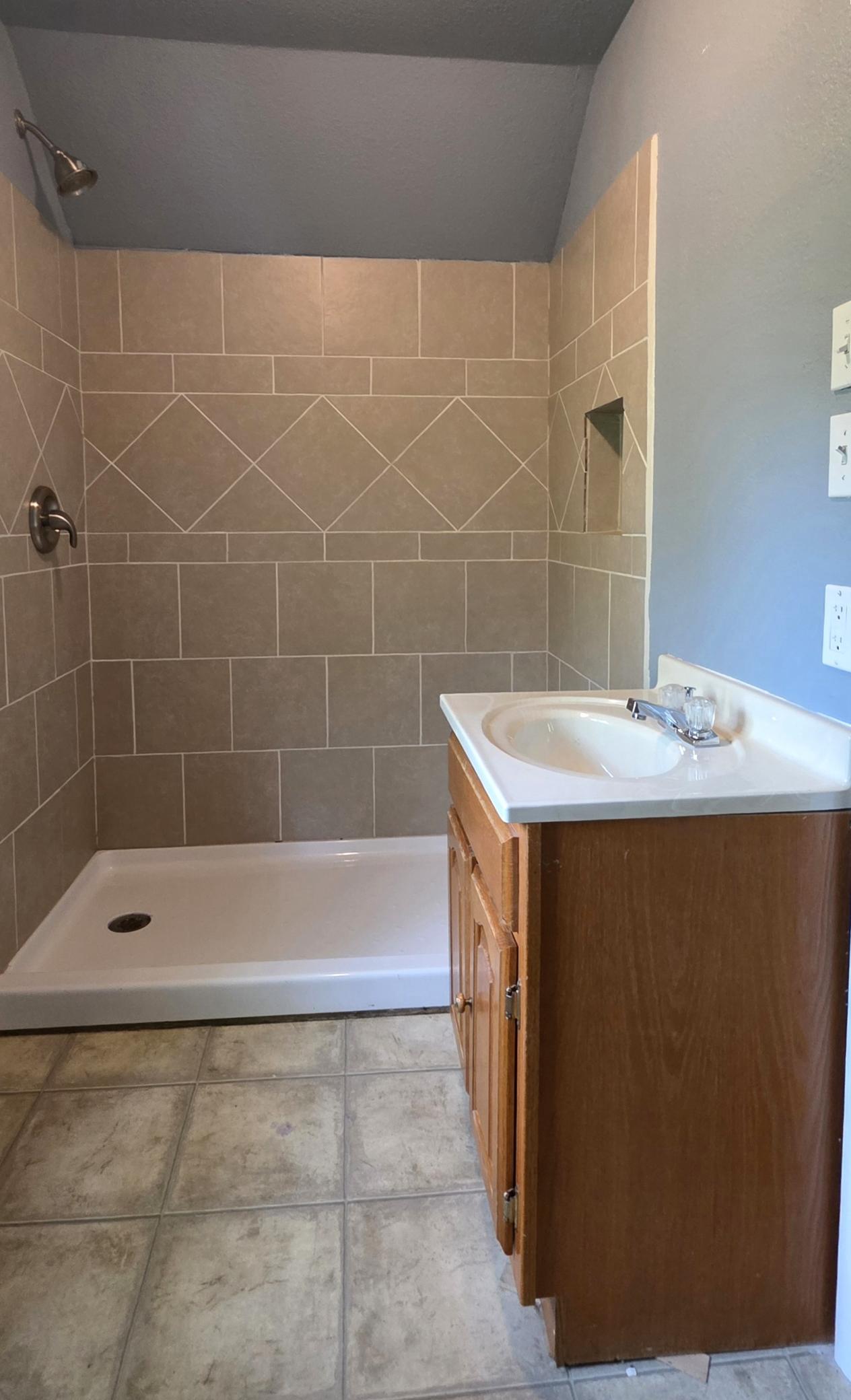 1900 single family home for sale at 828 4th Avenue SW in Valley City, ND — 2 bed, 2 bath (photo 19 of 25)
