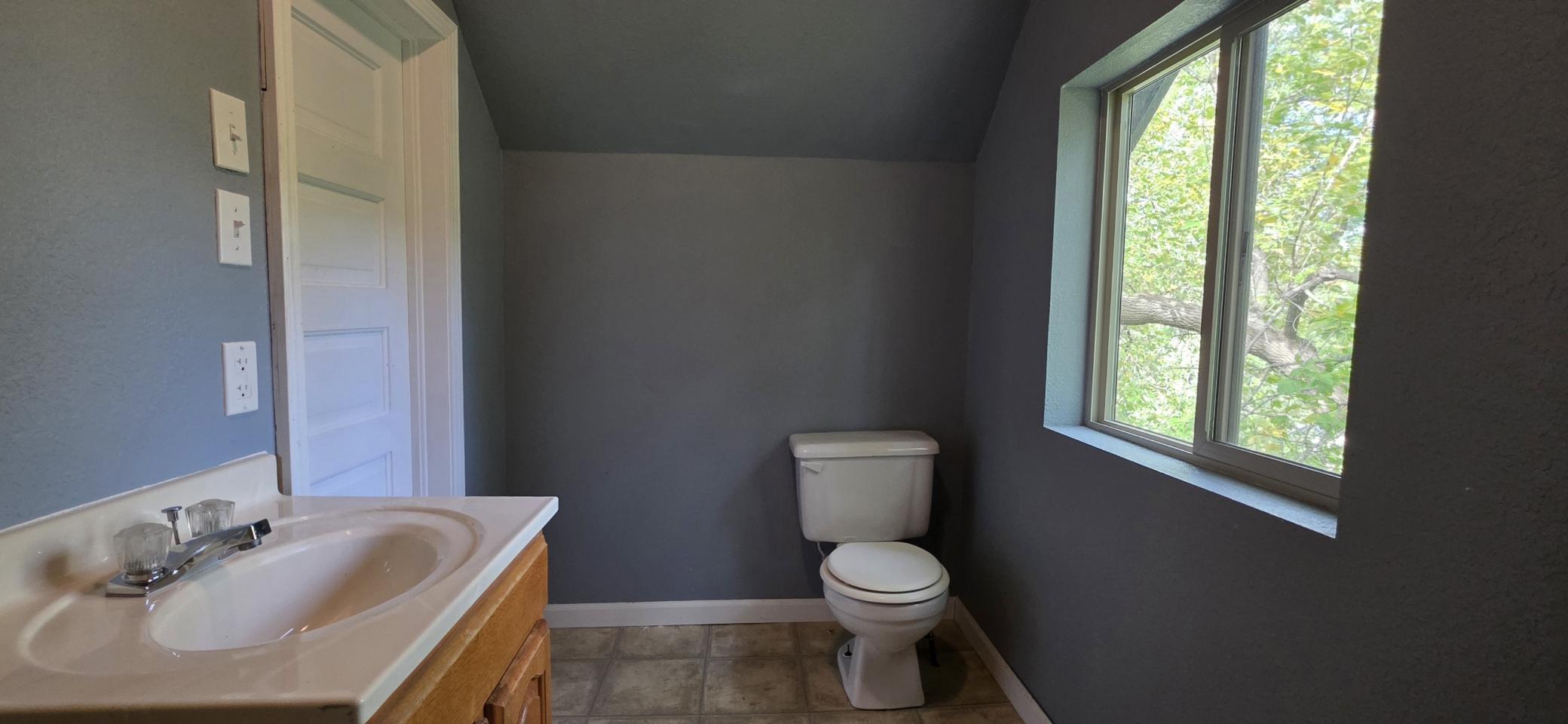 1900 single family home for sale at 828 4th Avenue SW in Valley City, ND — 2 bed, 2 bath (photo 20 of 25)