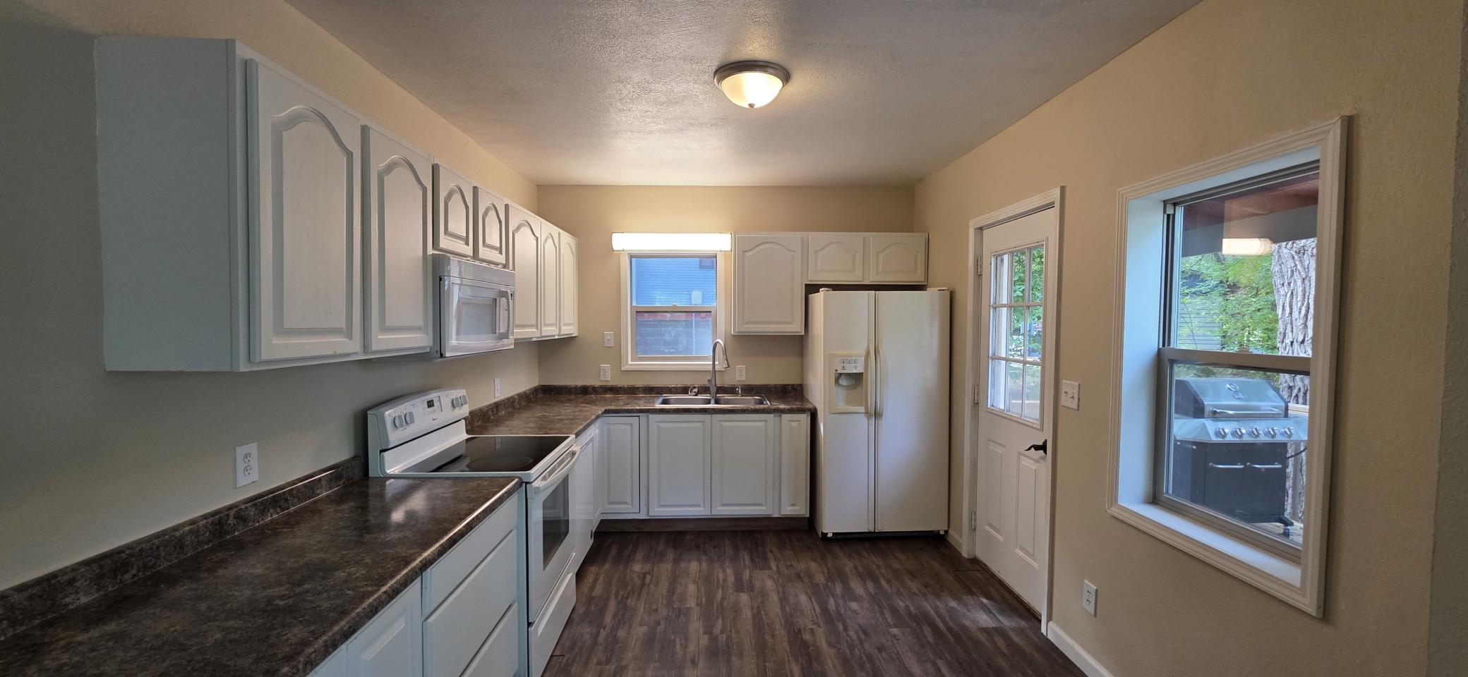 1900 single family home for sale at 828 4th Avenue SW in Valley City, ND — 2 bed, 2 bath (photo 3 of 25)