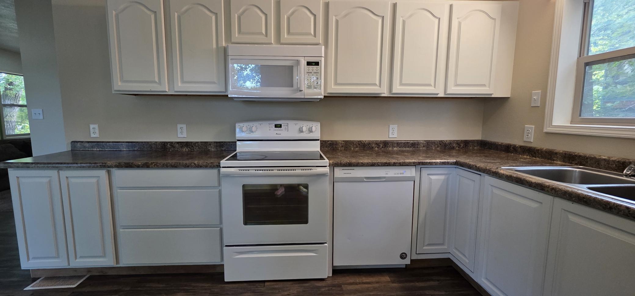 1900 single family home for sale at 828 4th Avenue SW in Valley City, ND — 2 bed, 2 bath (photo 4 of 25)