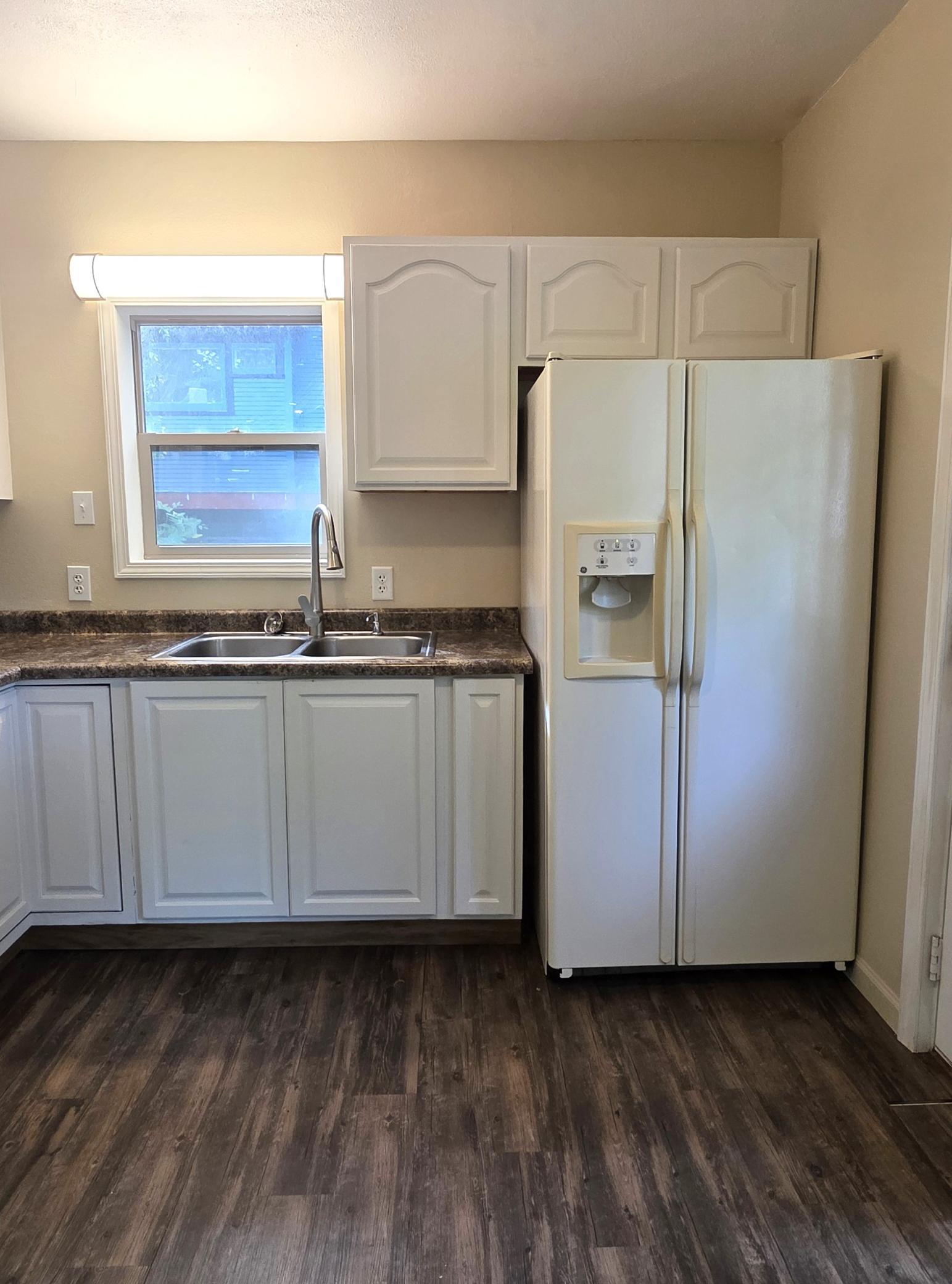 1900 single family home for sale at 828 4th Avenue SW in Valley City, ND — 2 bed, 2 bath (photo 5 of 25)