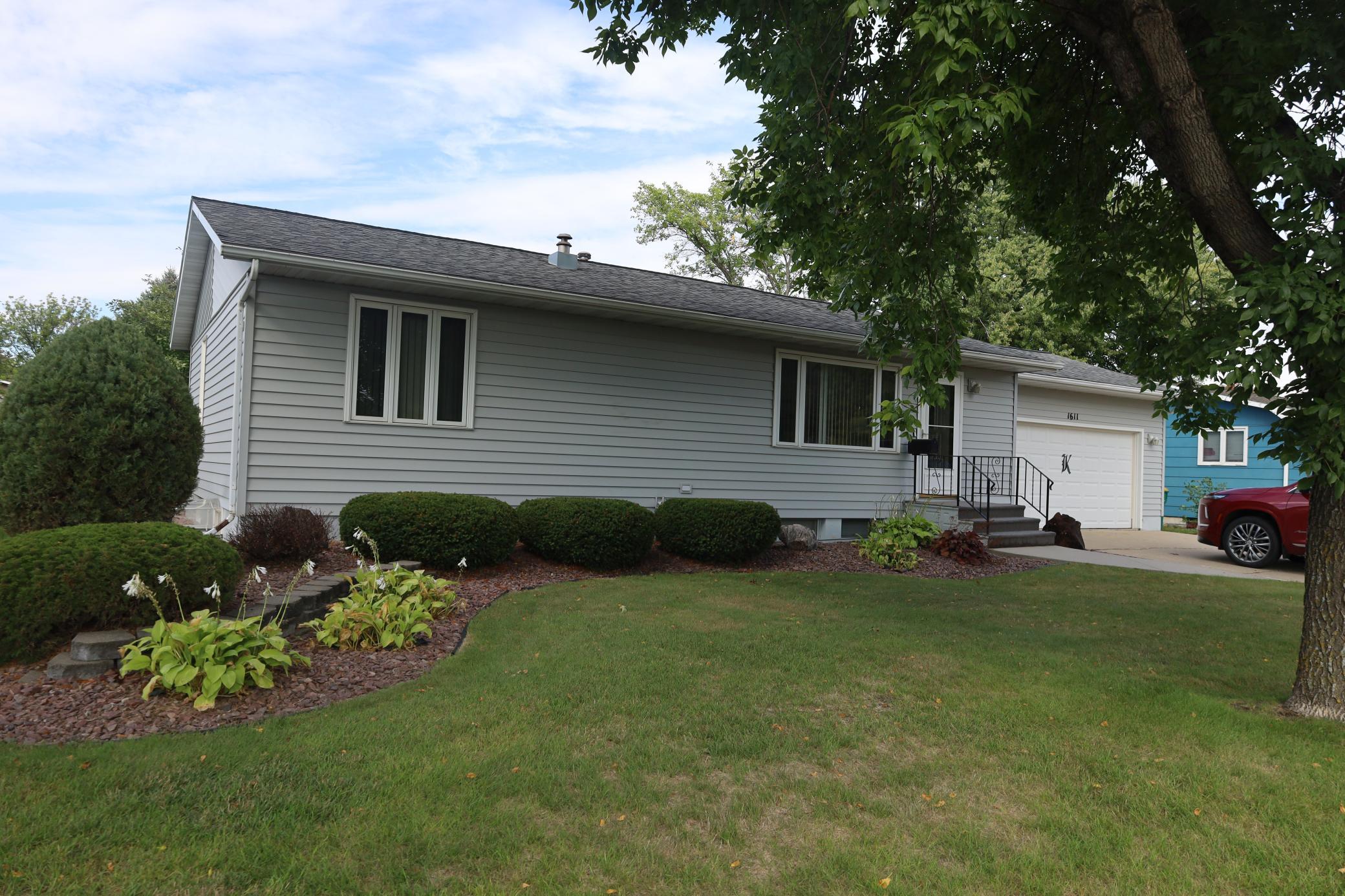 1977 single family home for sale at 1611 6th Street N in Wahpeton, ND — 3 bed, 2 bath