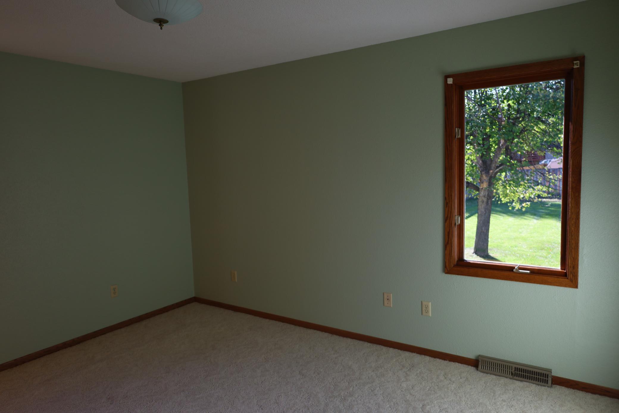 1977 single family home for sale at 1611 6th Street N in Wahpeton, ND — 3 bed, 2 bath (photo 13 of 48)