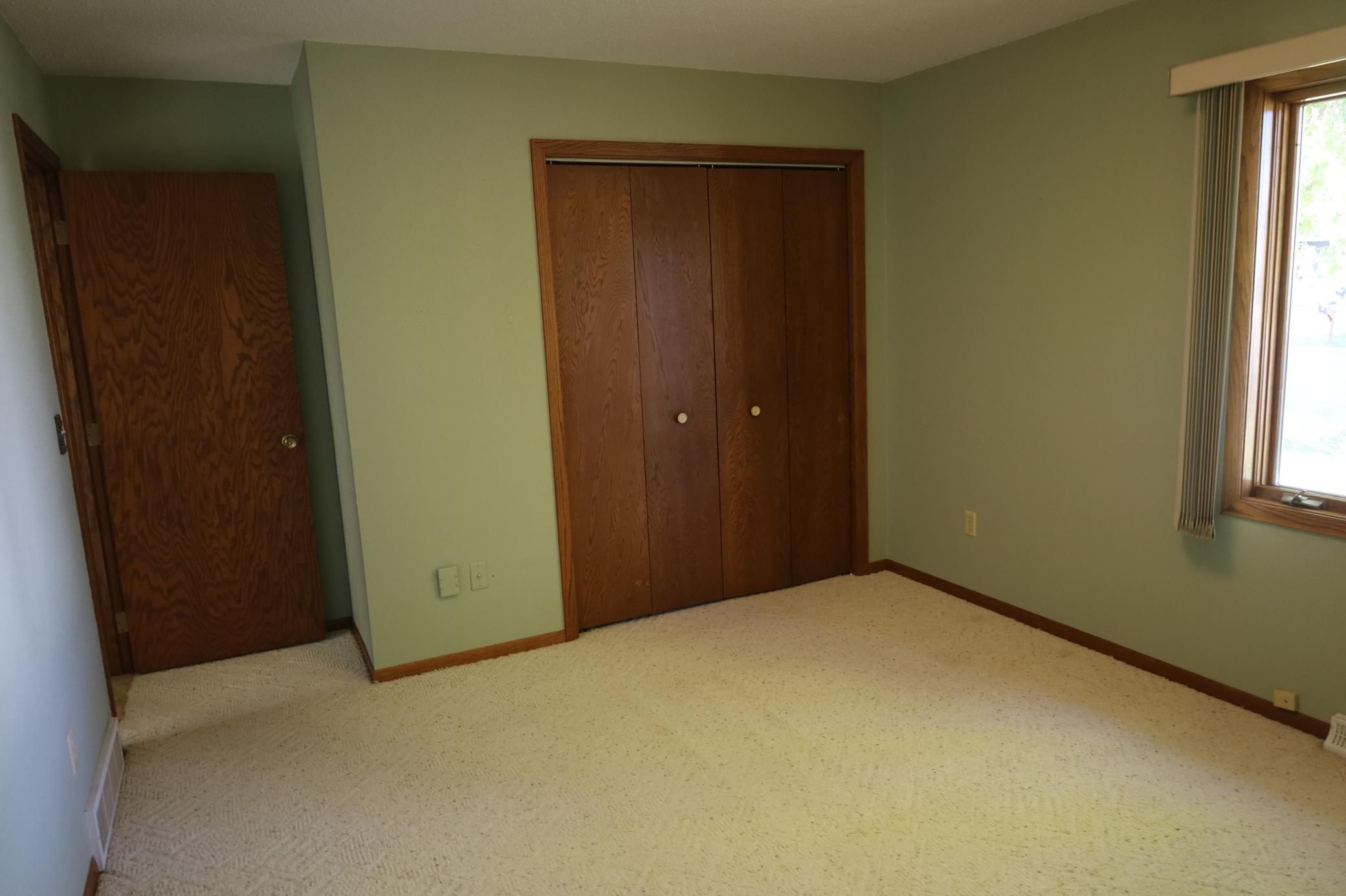 1977 single family home for sale at 1611 6th Street N in Wahpeton, ND — 3 bed, 2 bath (photo 14 of 48)