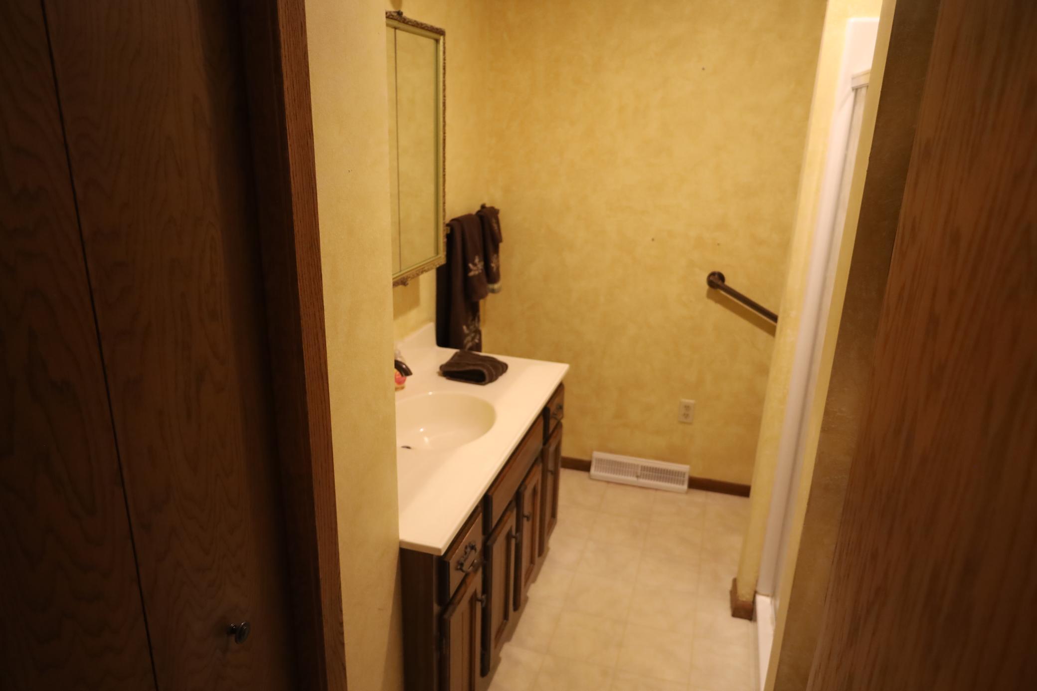 1977 single family home for sale at 1611 6th Street N in Wahpeton, ND — 3 bed, 2 bath (photo 15 of 48)