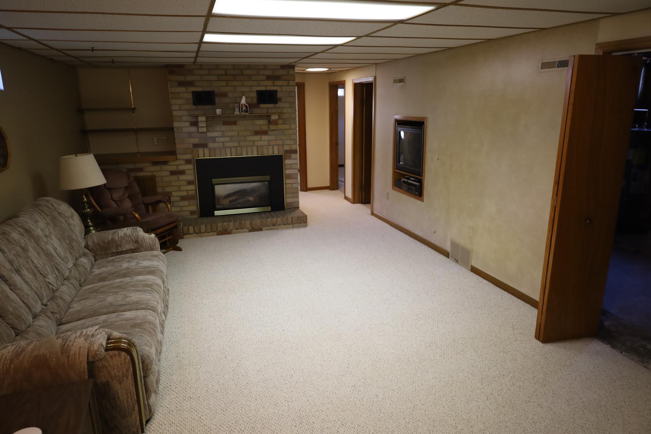 1977 single family home for sale at 1611 6th Street N in Wahpeton, ND — 3 bed, 2 bath (photo 18 of 48)