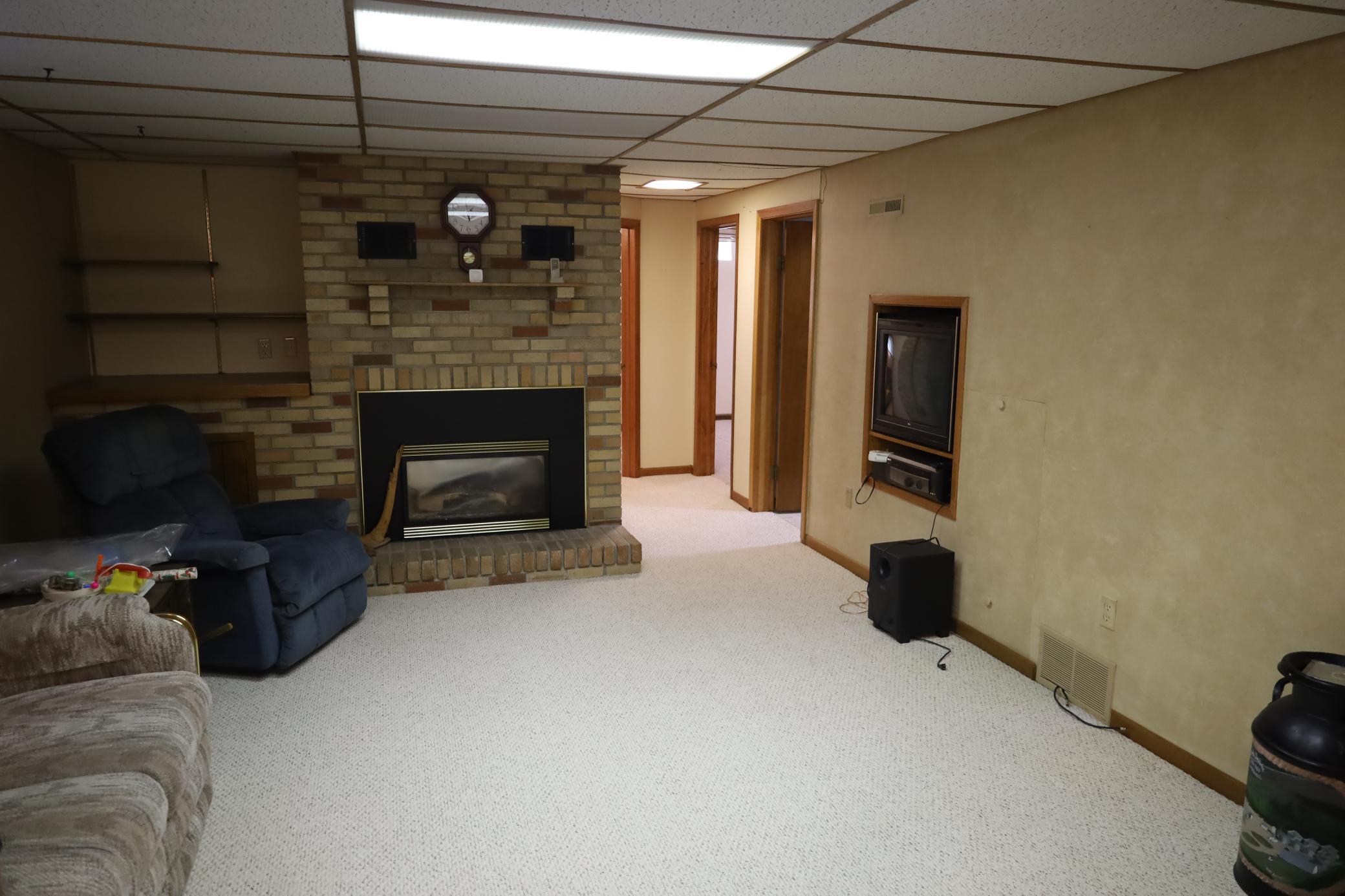 1977 single family home for sale at 1611 6th Street N in Wahpeton, ND — 3 bed, 2 bath (photo 19 of 48)
