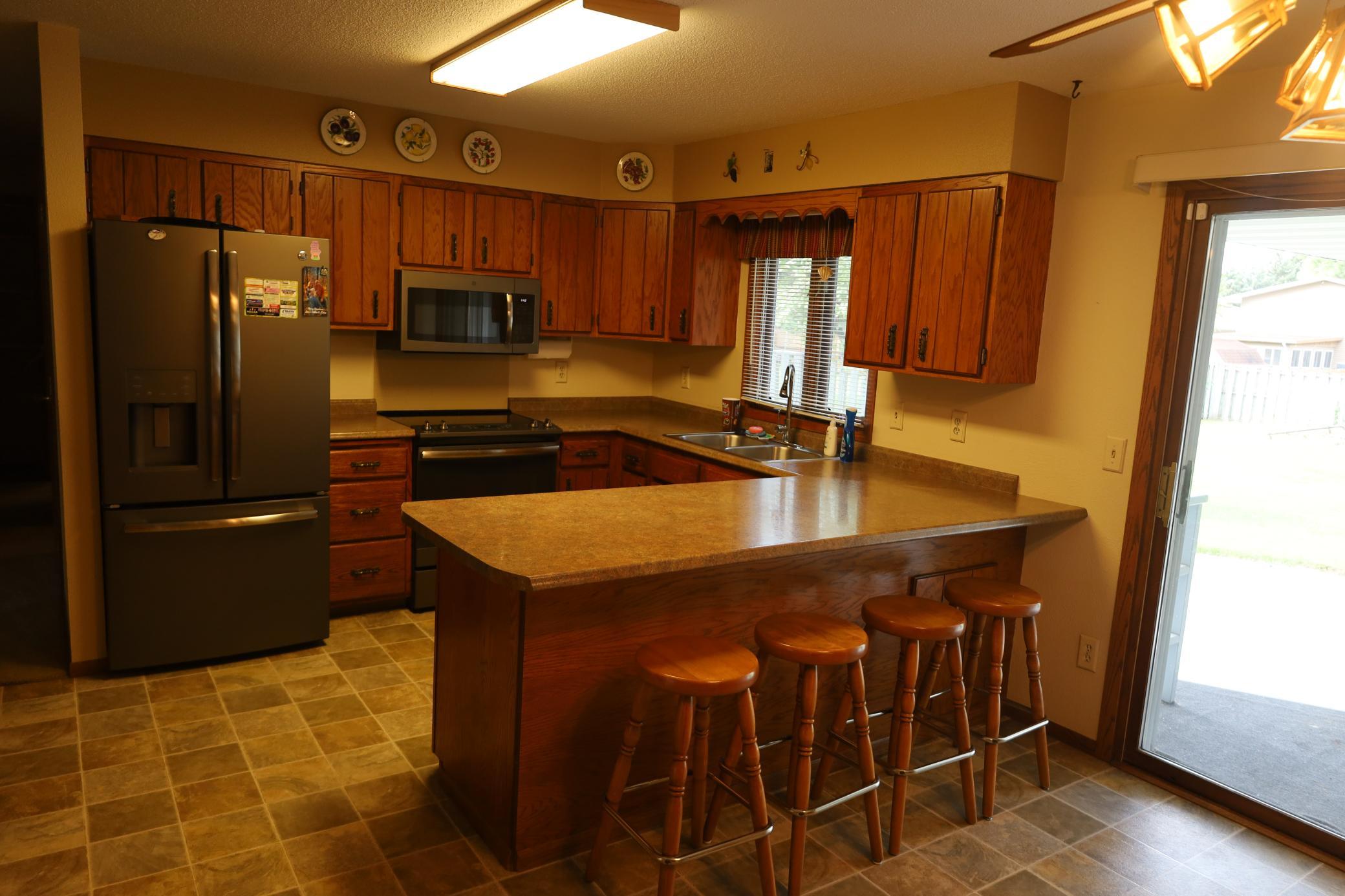 1977 single family home for sale at 1611 6th Street N in Wahpeton, ND — 3 bed, 2 bath (photo 3 of 48)