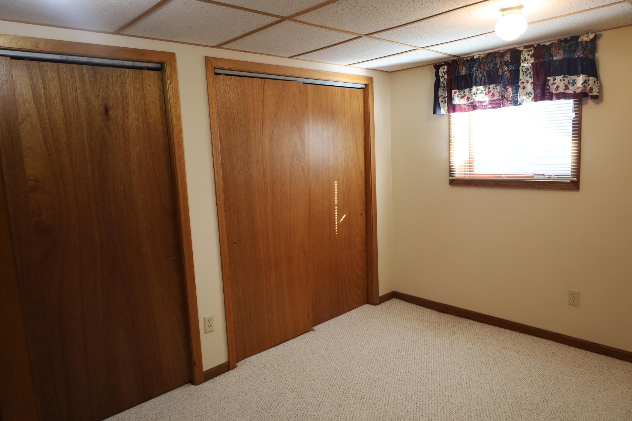 1977 single family home for sale at 1611 6th Street N in Wahpeton, ND — 3 bed, 2 bath (photo 23 of 48)