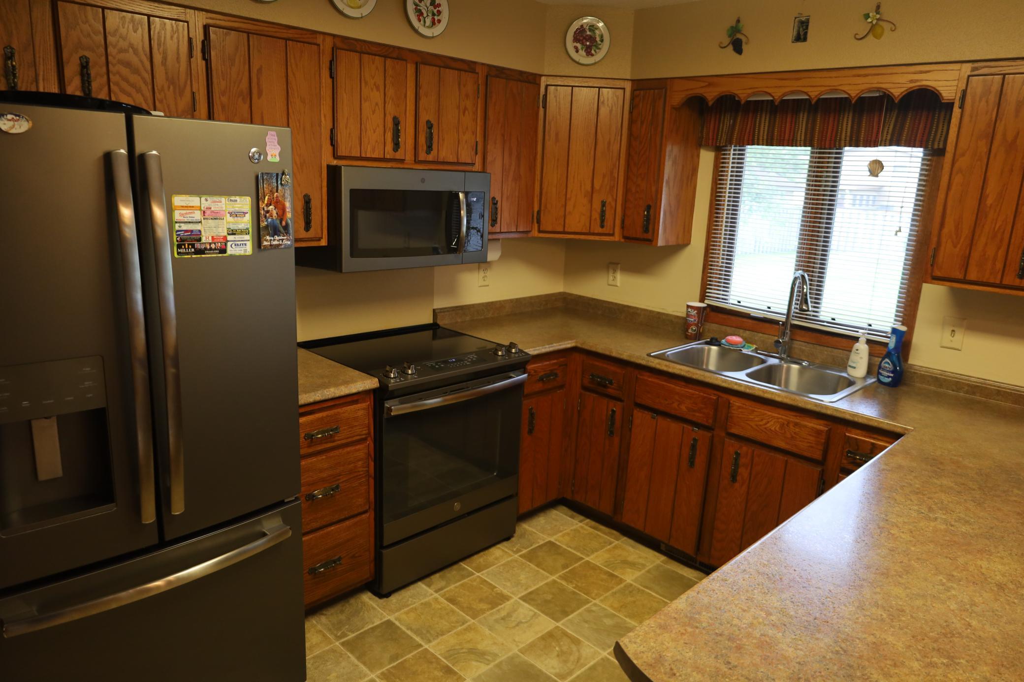 1977 single family home for sale at 1611 6th Street N in Wahpeton, ND — 3 bed, 2 bath (photo 4 of 48)