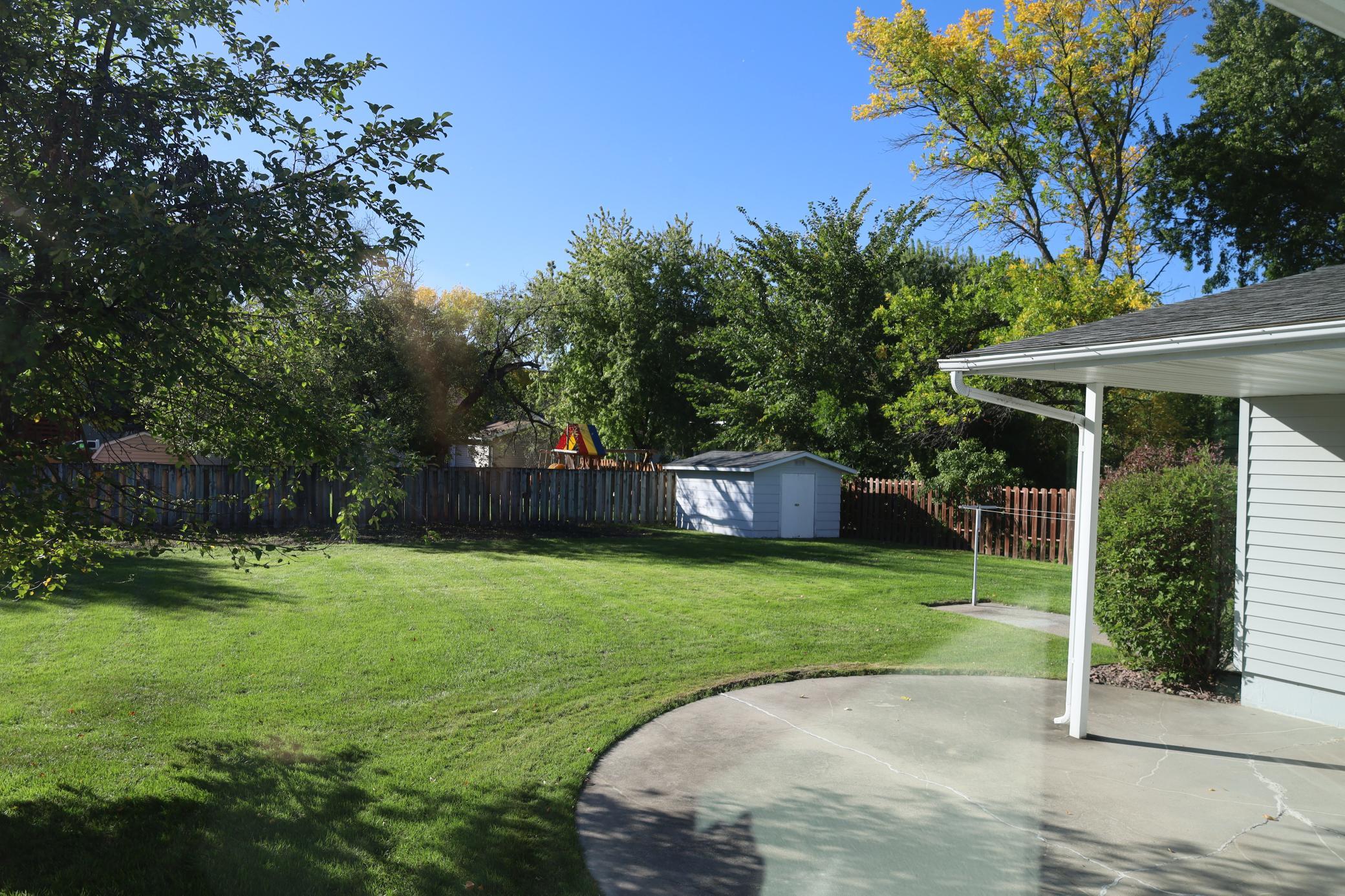 1977 single family home for sale at 1611 6th Street N in Wahpeton, ND — 3 bed, 2 bath (photo 34 of 48)