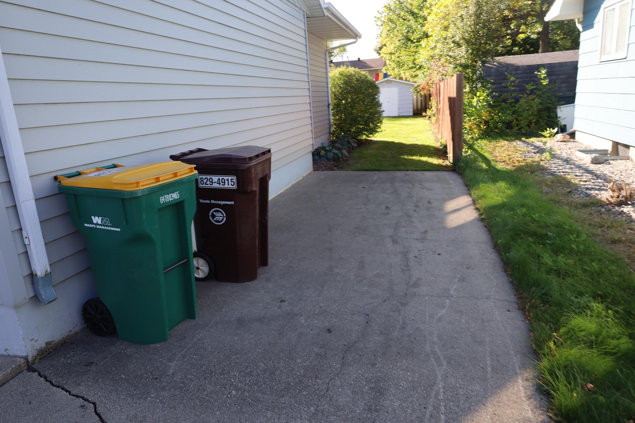 1977 single family home for sale at 1611 6th Street N in Wahpeton, ND — 3 bed, 2 bath (photo 35 of 48)
