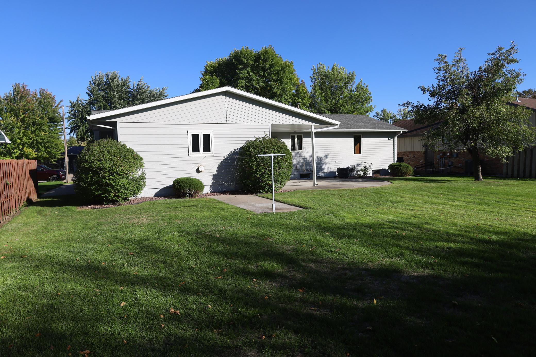 1977 single family home for sale at 1611 6th Street N in Wahpeton, ND — 3 bed, 2 bath (photo 37 of 48)