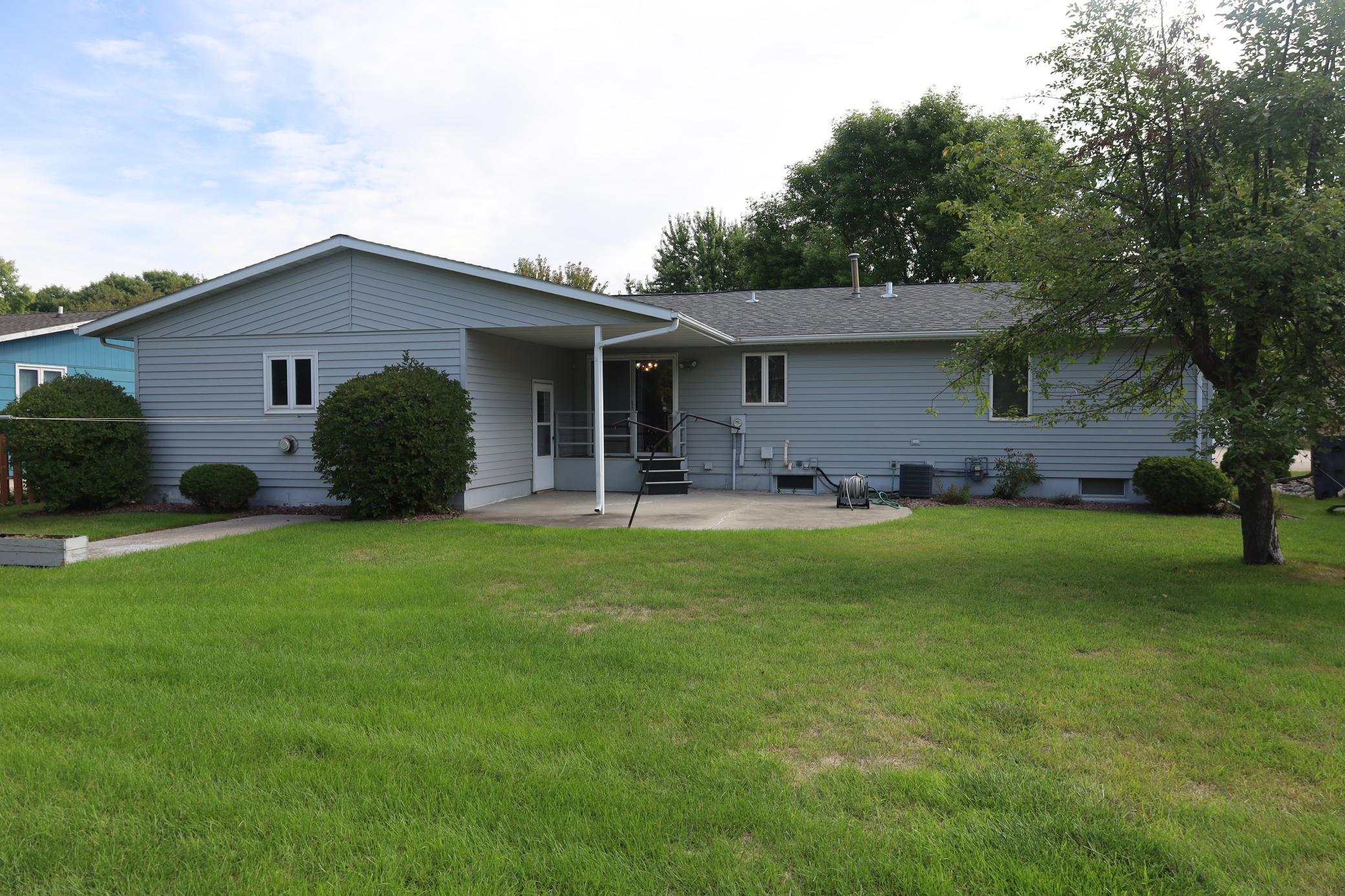 1977 single family home for sale at 1611 6th Street N in Wahpeton, ND — 3 bed, 2 bath (photo 40 of 48)