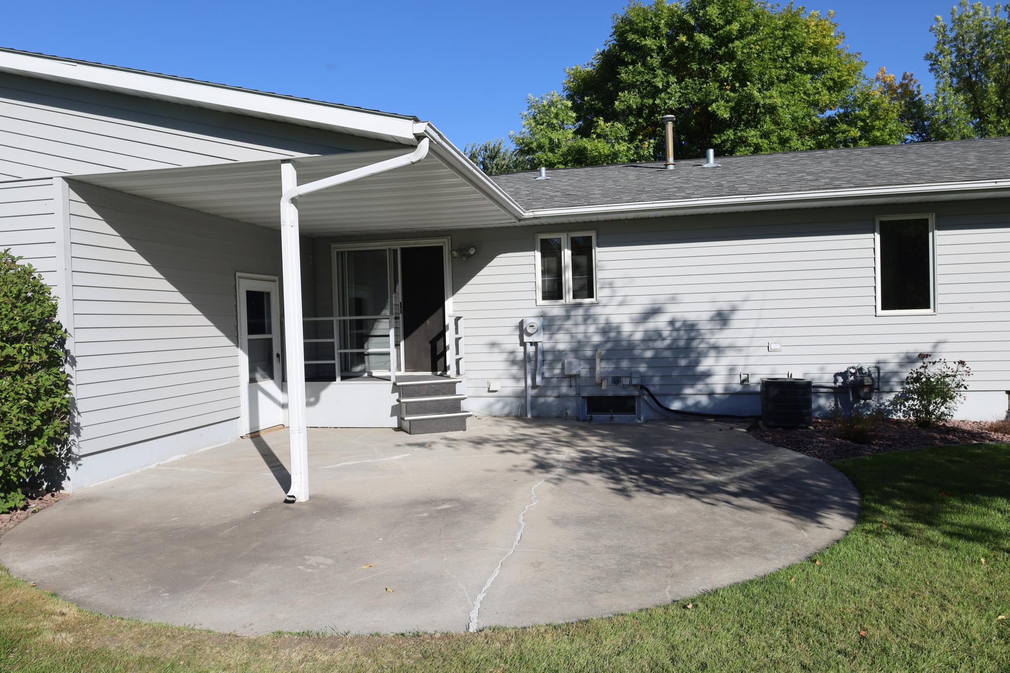 1977 single family home for sale at 1611 6th Street N in Wahpeton, ND — 3 bed, 2 bath (photo 42 of 48)