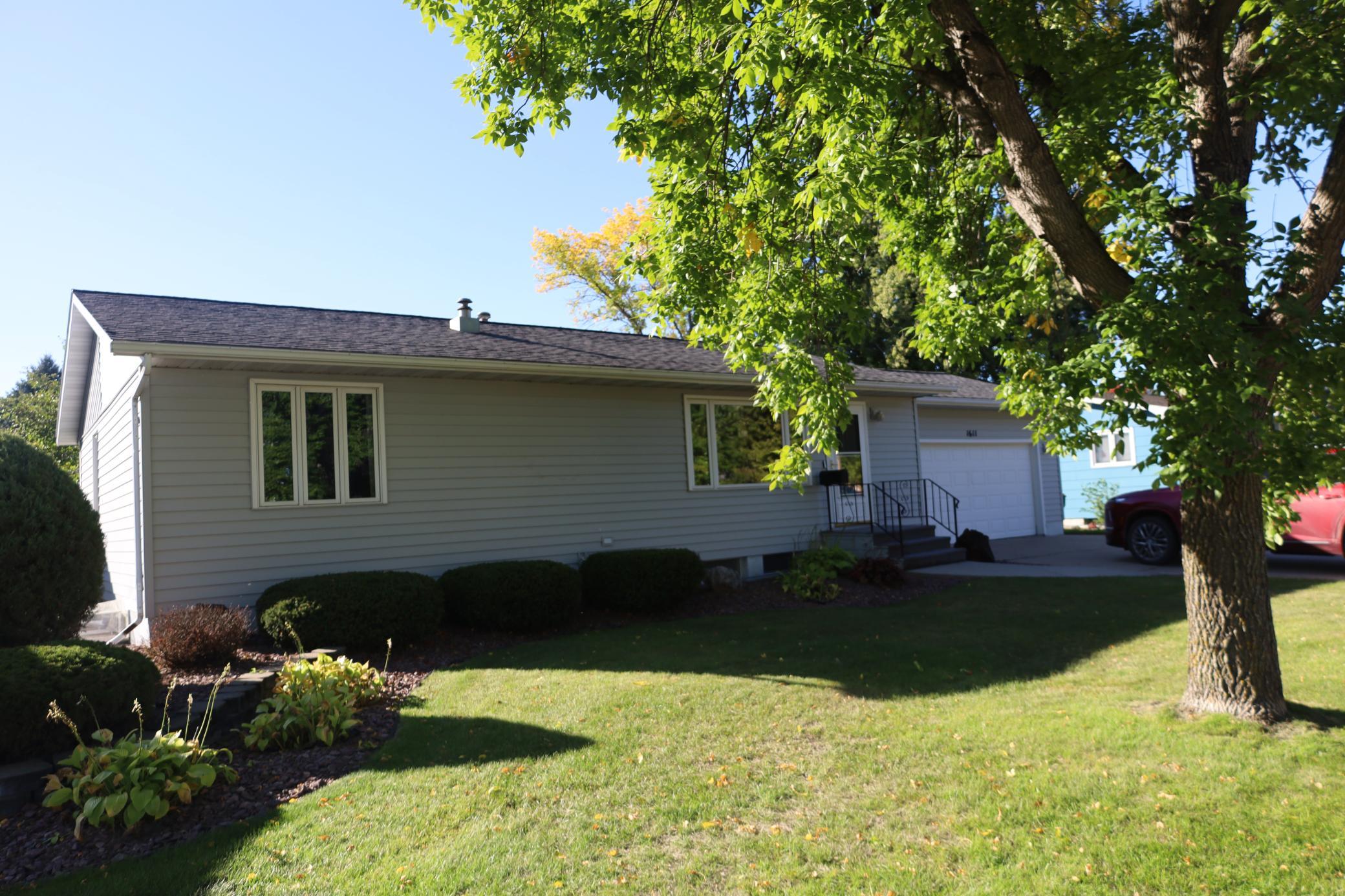 1977 single family home for sale at 1611 6th Street N in Wahpeton, ND — 3 bed, 2 bath (photo 44 of 48)