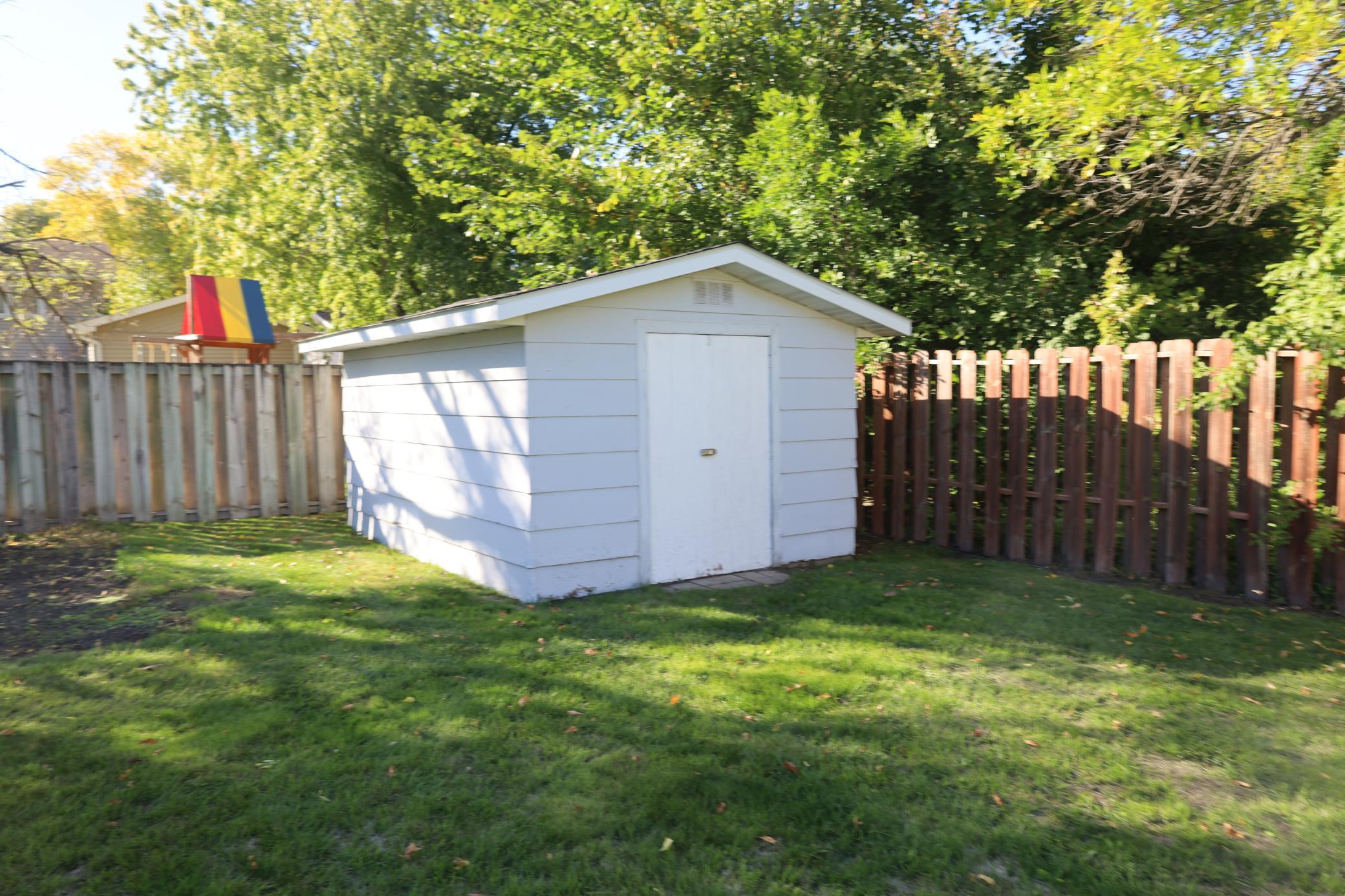 1977 single family home for sale at 1611 6th Street N in Wahpeton, ND — 3 bed, 2 bath (photo 47 of 48)