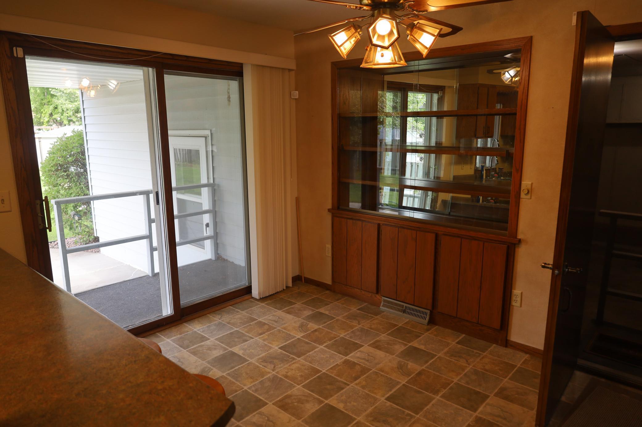 1977 single family home for sale at 1611 6th Street N in Wahpeton, ND — 3 bed, 2 bath (photo 6 of 48)