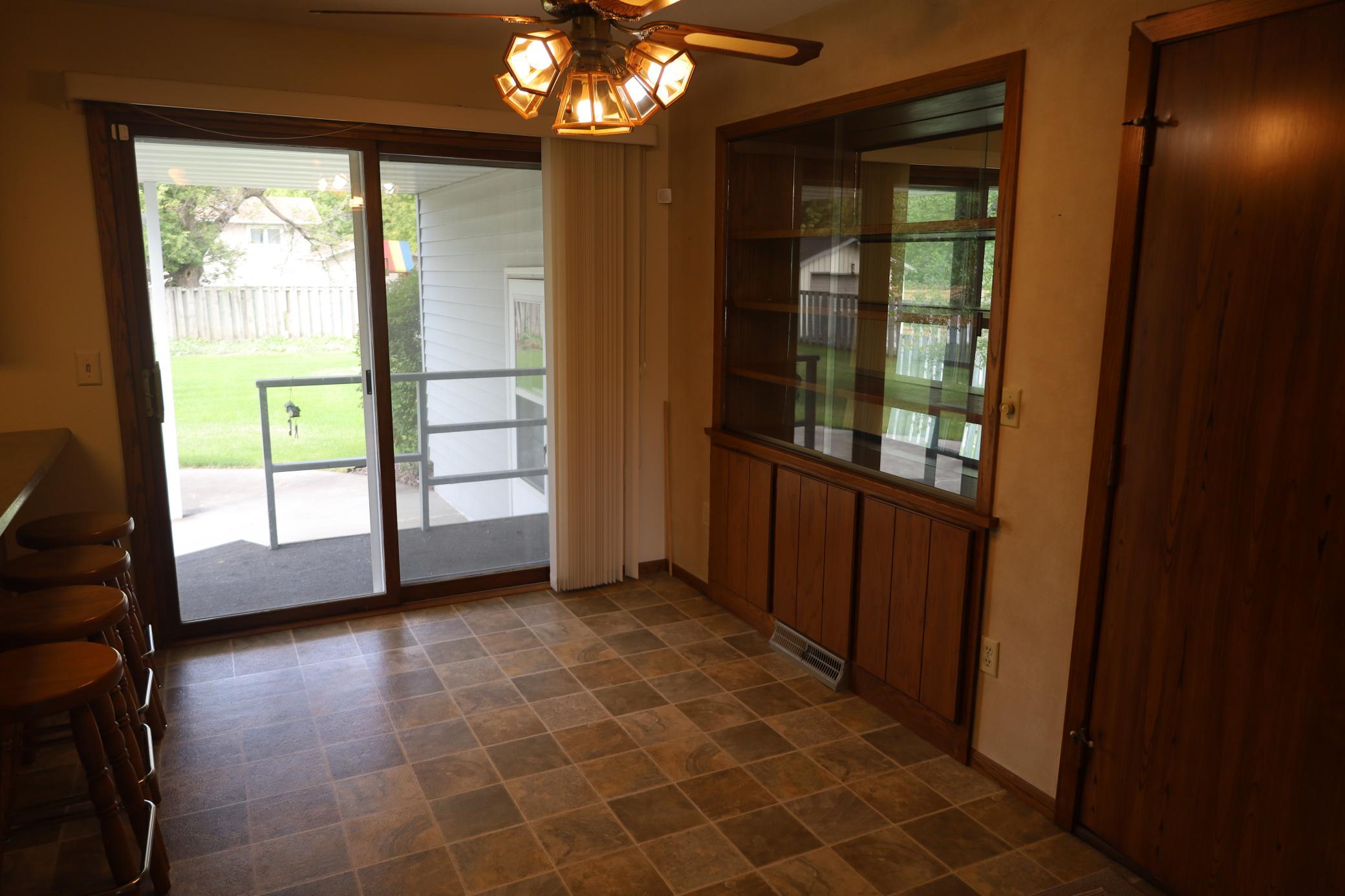 1977 single family home for sale at 1611 6th Street N in Wahpeton, ND — 3 bed, 2 bath (photo 7 of 48)