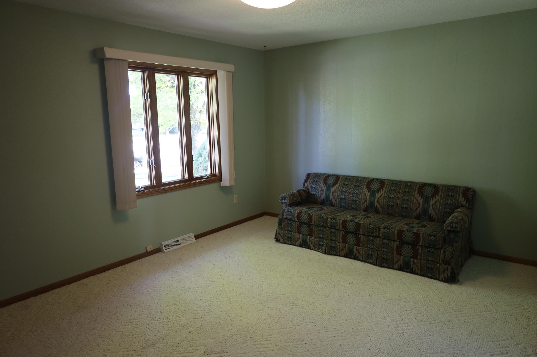 1977 single family home for sale at 1611 6th Street N in Wahpeton, ND — 3 bed, 2 bath (photo 10 of 48)