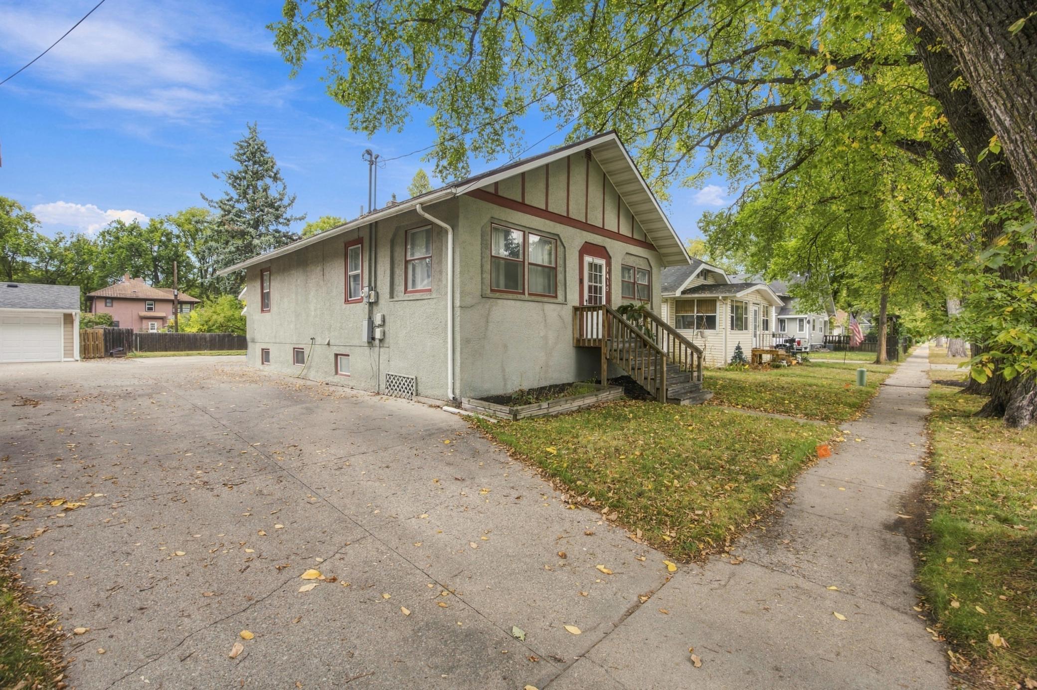 1921 single family home for sale at 1415 8th Avenue S in Fargo, ND — 3 bed, 2 bath (photo 2 of 26)