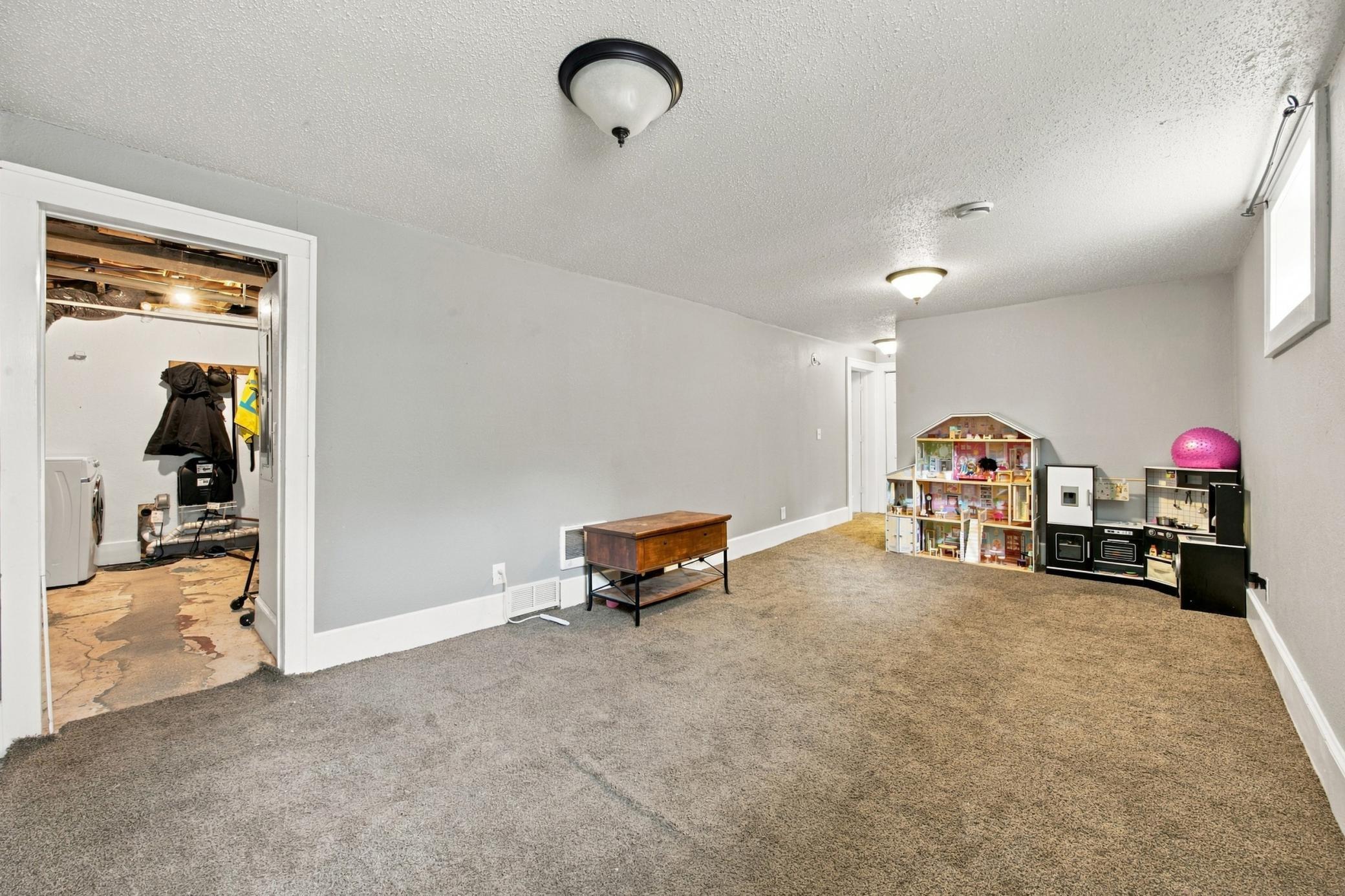 1921 single family home for sale at 1415 8th Avenue S in Fargo, ND — 3 bed, 2 bath (photo 18 of 26)