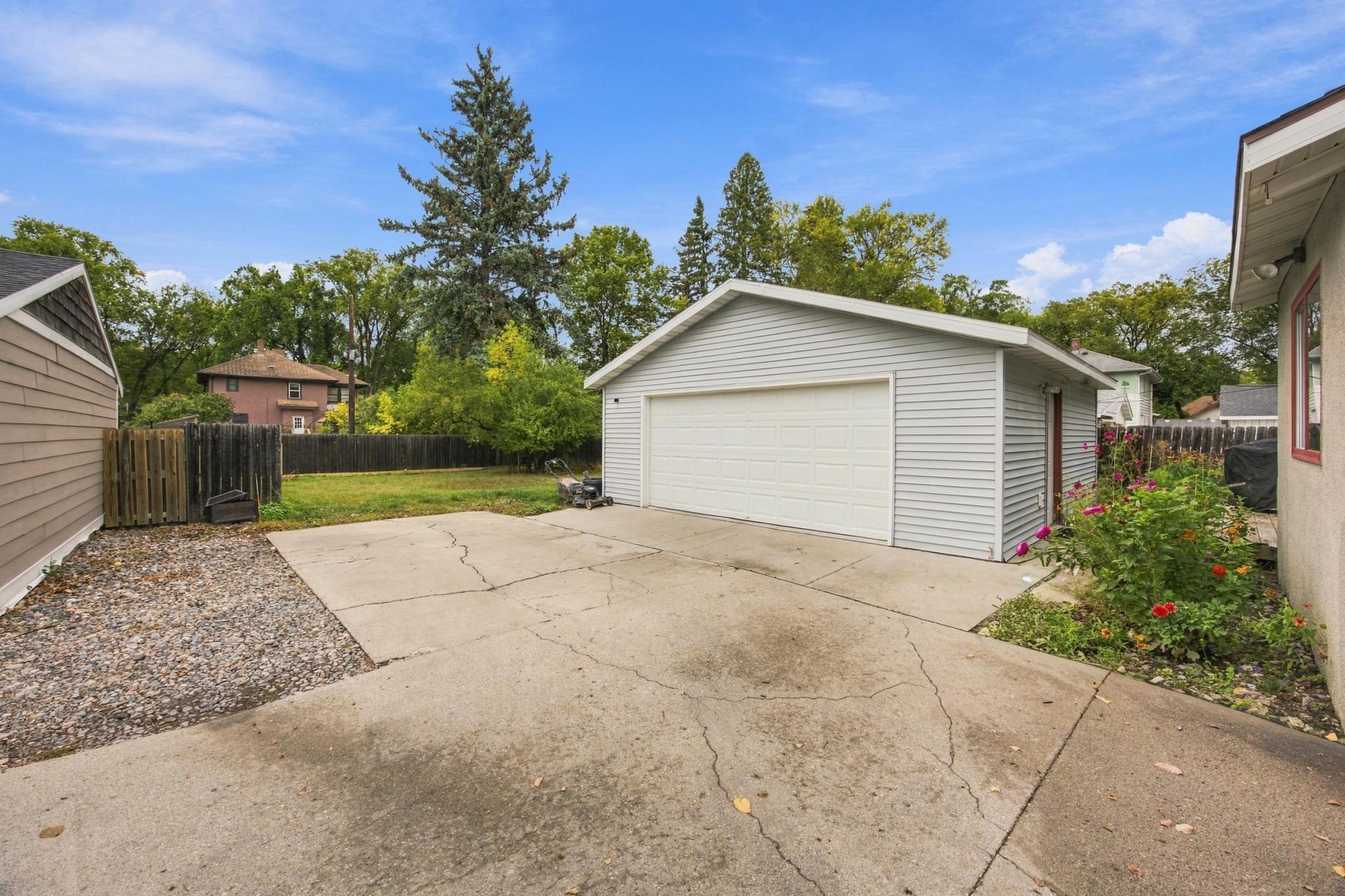 1921 single family home for sale at 1415 8th Avenue S in Fargo, ND — 3 bed, 2 bath (photo 3 of 26)