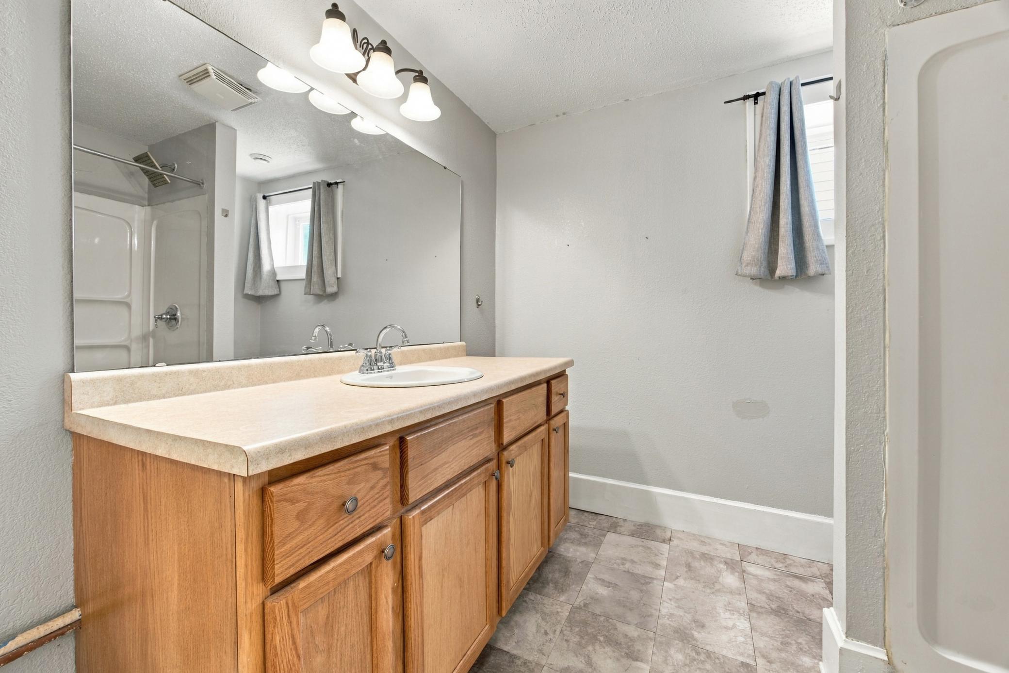 1921 single family home for sale at 1415 8th Avenue S in Fargo, ND — 3 bed, 2 bath (photo 22 of 26)