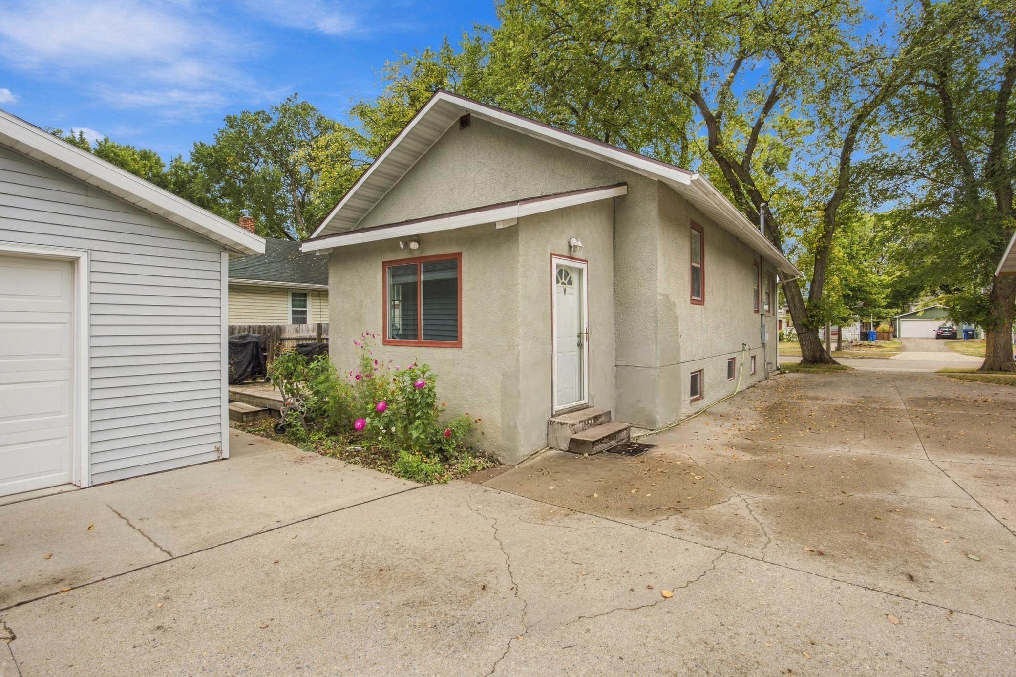 1921 single family home for sale at 1415 8th Avenue S in Fargo, ND — 3 bed, 2 bath (photo 23 of 26)