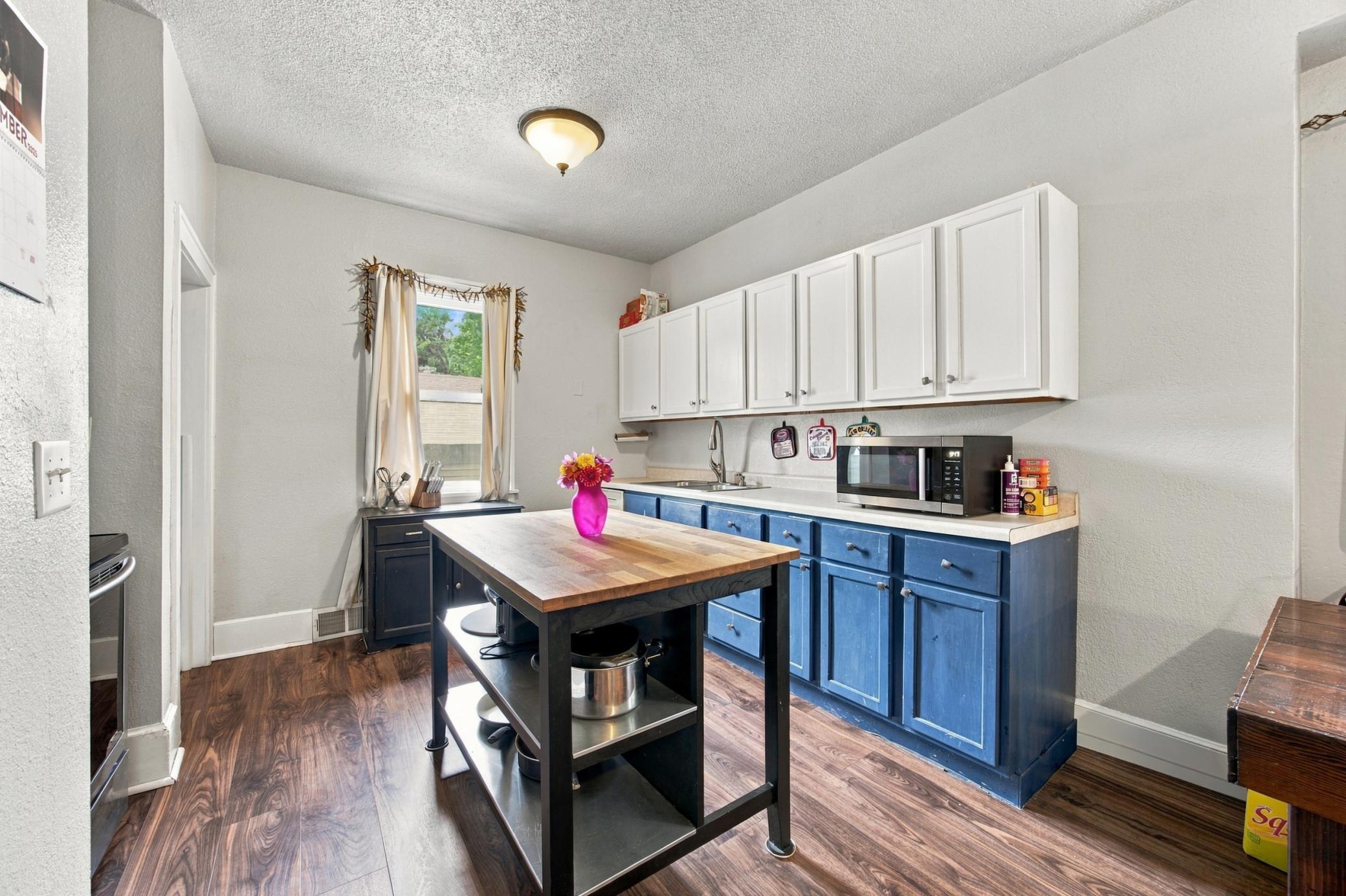 1921 single family home for sale at 1415 8th Avenue S in Fargo, ND — 3 bed, 2 bath (photo 4 of 26)