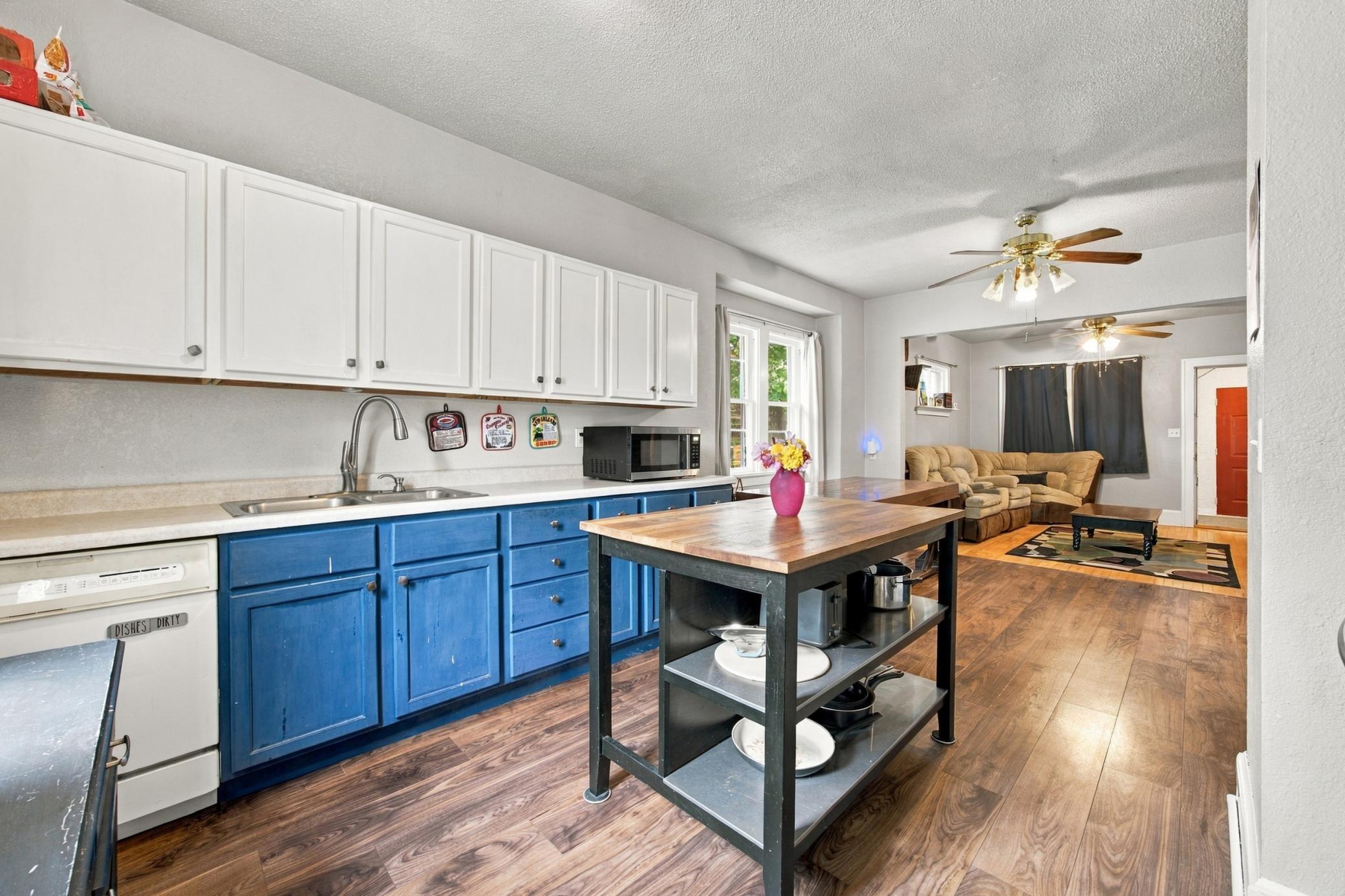 1921 single family home for sale at 1415 8th Avenue S in Fargo, ND — 3 bed, 2 bath (photo 5 of 26)