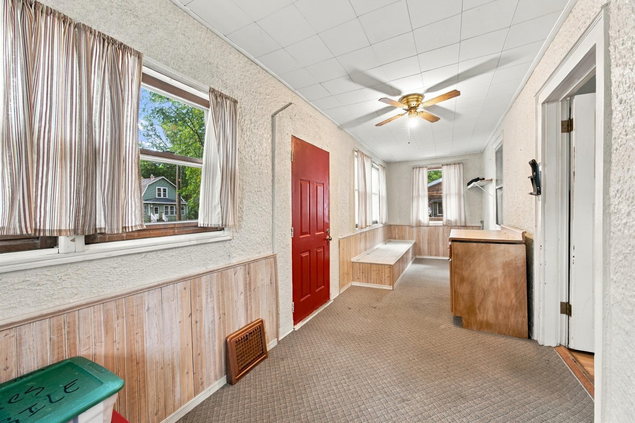 1921 single family home for sale at 1415 8th Avenue S in Fargo, ND — 3 bed, 2 bath (photo 6 of 26)